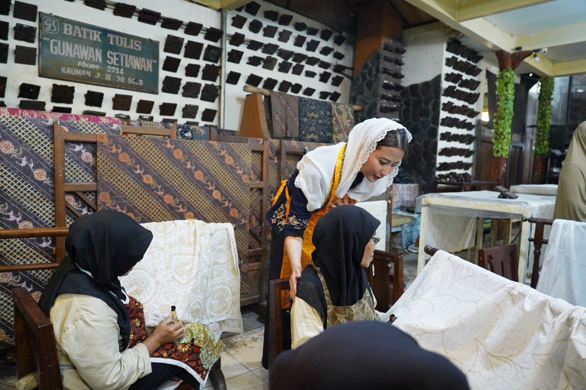 Wamendag Meninjau Sentra Batik Surakarta