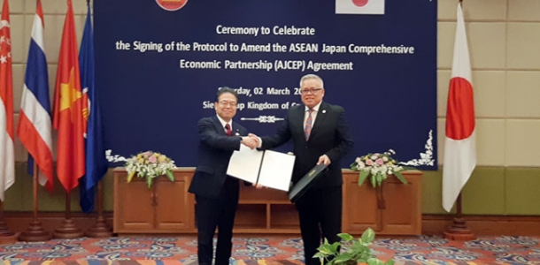 Setelah 7 tahun berunding, para Menteri Ekonomi ASEAN dan Menteri Ekonomi Jepang menandatangani Protocol to Amend ASEAN Japan Comprehensive Economic Partnership (AJCEP) Agreement di Siem Reap, Kamboja, Sabtu (2/3). 