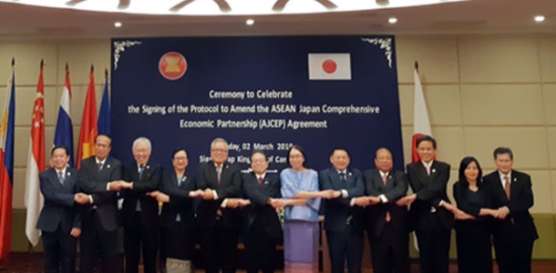 ASEAN dan Jepang saling berkomitmen membuka akses pasar untuk perdagangan jasa dan investasi, dan berharap dapat meningkatkan perekonomian kawasan ASEAN dan Jepang dengan adanya persetujuan ini.