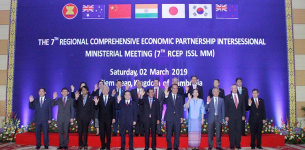 Pertemuan Intersesi Para Menteri Negara Regional Comprehensive Economic Partnership (RCEP) ke-7 secara resmi dibuka oleh Perdana Menteri Kerajaan Kamboja, Sâmdech Hun Sen di Siem Reap, Kamboja, Sabtu (2/3). Acara ini dihadiri para menteri ekonomi negara ASEAN dan 6 negara mitra ASEAN, yaitu Australia, Cina, India, Jepang, Korea, dan Selandia Baru.