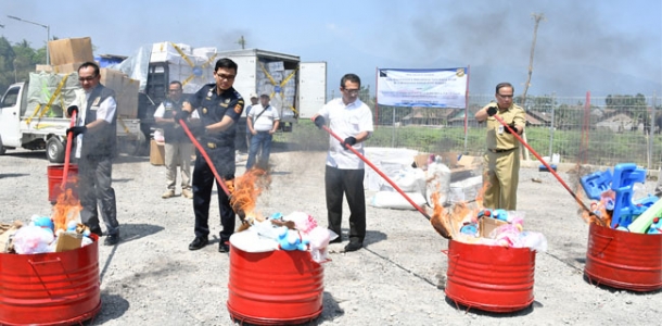 Kementerian Perdagangan melalui Direktorat Jenderal Perlindungan Konsumen dan Tertib Niaga (PKTN)
melakukan pemusnahan barang hasil temuan impor tidak sesuai izin yang berlangsung di Halam Parkir
Saloka Kabupaten Semarang, Jawa Tengah, hari ini, Senin (9/9) . Pemusnahan dilakukan secara simbolis
oleh Direktur Jenderal Perlindungan Konsumen dan tertib Niaga (PKTN) Veri Anggrijono bersama
Direktur Tertib Niaga Wahyu Widayat, perwakilan dari Dinas Perindag Provinsi Jawa Tengah dan Bea
Cukai.