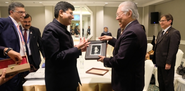 Menteri Perdagangan RI, Enggartiasto Lukita melakukan pertemuan bilateral dengan Menteri Perdagangan dan Industri India Piyush Goyal di sela-sela pelaksanaan Pertemuan Menteri Ekonomi ASEAN (ASEAN Economic Ministers’ Meeting/AEM) ke-51 di Bangkok, Thailand, Minggu (8/9). 


