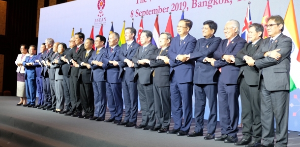 Para Menteri RCEP melakukan pertemuan tahunannya dalam rangka mendorong percepatan penyelesaian perundingan Kemitraan Ekonomi Komprehensif Regional (Regional Comprehensive Economic Partnership/RCEP). Pertemuan dipimpin oleh Deputi Perdana Menteri dan Menteri Perdagangan Thailand Jurin Laksanawisit, selaku Ketua Menteri Ekonomi ASEAN.

