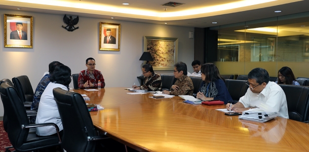 Wakil Menteri Perdagangan, Jerry Sambuaga memberikan arahan dalam rapat persiapan Kunker Wamendag ke Amerika Serikat di Kantor Kementerian Perdagangan, Jakarta, Senin (11 Nov).