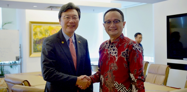 Wakil Menteri Perdagangan, Jerry Sambuaga menerima kunjungan Duta Besar Korea Selatan Jakarta, Kim Chang-Boem di Kantor Kementerian Perdagangan, Senin (11 Nov).