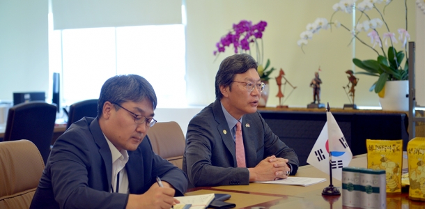 Selain itu, Pemerintah Korea Selatan khususnya Kedutaan Besar Korea Selatan di Jakarta siap mendukung peningkatan investasi Korea Selatan di Indonesia, tentunya dengan dukungan dari Pemerintah Indonesia dalam meningkatkan iklim investasi dan bisnis.