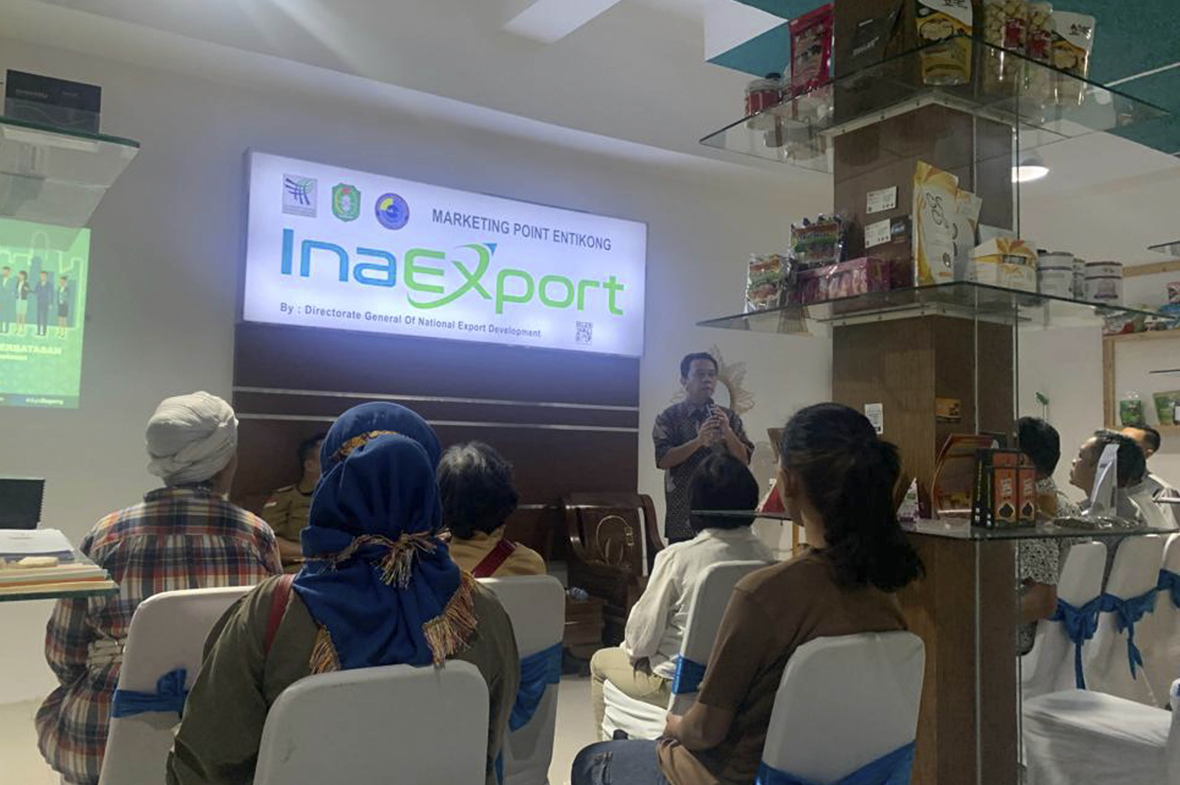 Direktur Pengembangan Pasar dan Informasi Ekspor, Marolop Nainggolan membuka Forum Bisnis Optimalisasi dan Tata Cara Ekspor Melalui Perbatasan yang digelar di Marketing Point Pos Lintas Batas Negera (PLBN) di Entikong, Kalimantan Barat, pada Selasa (24 Jan).