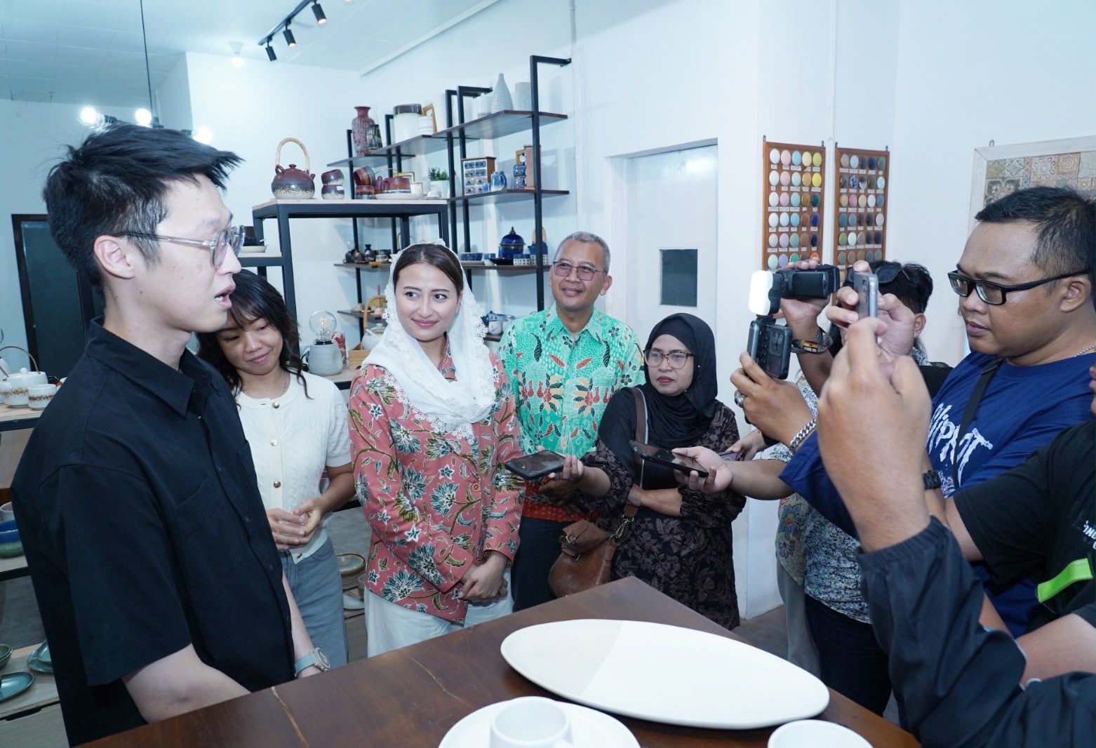 Kunjungi Lumosh Living di Surabaya, Wamendag Apresiasi Inovasi UMKM Keramik Lokal Tembus Pasar Ekspor