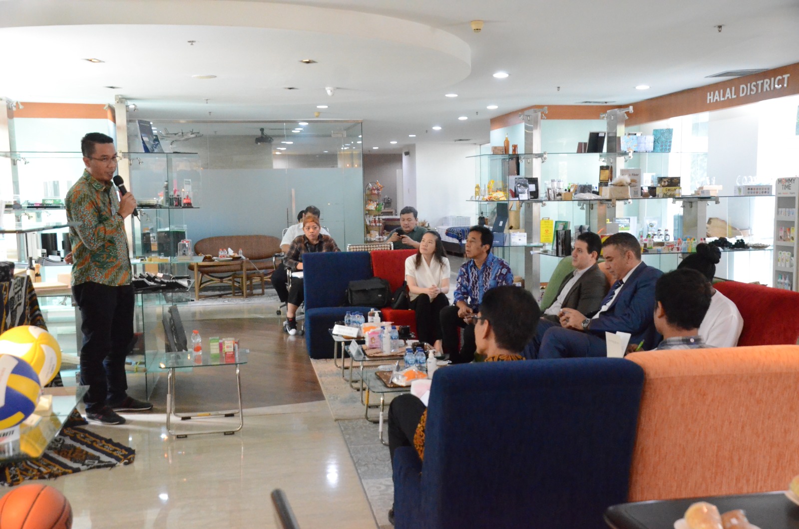 Resepsi bisnis diselenggarakan secara reguler setiap minggu untuk mempromosikan produk ekspor Indonesia dari anggota PTE kepada perwakilan negara sahabat dan perdagangan asing di Indonesia.