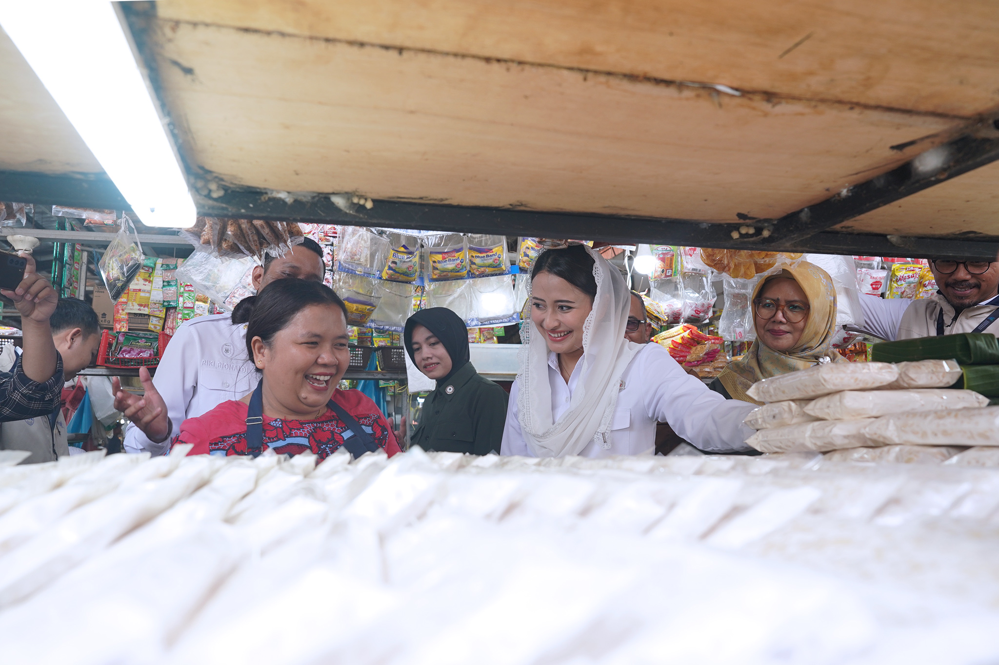Tinjau Pasar Summerland Batam,  Wamendag Roro: Stok Bapok Aman dan Harga Stabil Selama Ramadan