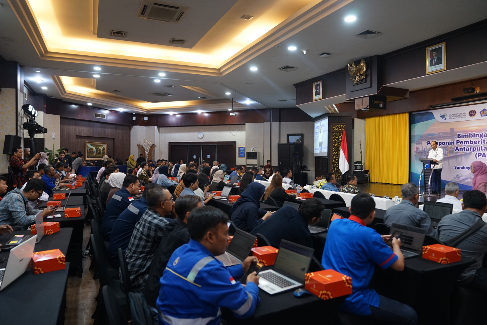 Kegiatan ini merupakan bagian dari komitmen Kementerian Perdagangan dalam memperkuat pelaksanaan kebijakan PAB sebagaimana yang diatur melalui Permendag No. 27 Tahun 2025 tentang Perdagangan Antarpulau. Kegiatan ini dihadiri oleh perwakilan dari berbagai pelaku usaha sektor logistik dan kepelabuhanan, seperti cargo owner, Perusahaan Jasa Pengurusan Transportasi (PJPT), Perusahaan Pelayaran dan Perusahaan Bongkar Muat (PBM), serta perwakilan dari asosiasi logistik di antaranya ALFI, INSA, dan APTRINDO.