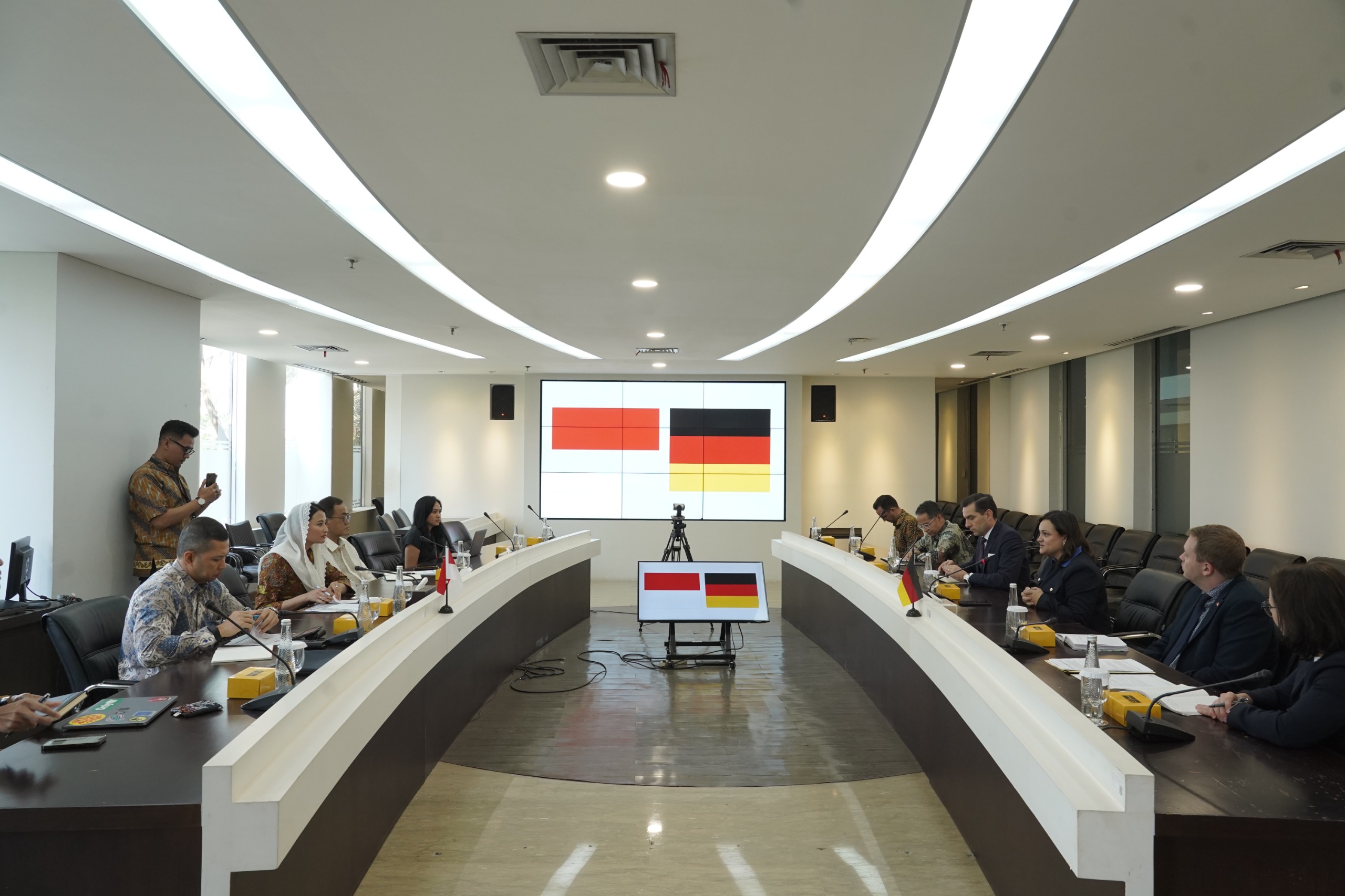 Wakil Menteri Perdagangan RI, Dyah Roro Esti menerima audiensi delegasi anggota parlemen Jerman di Kantor Kementerian Perdagangan, Jakarta, Jumat (31 Okt).