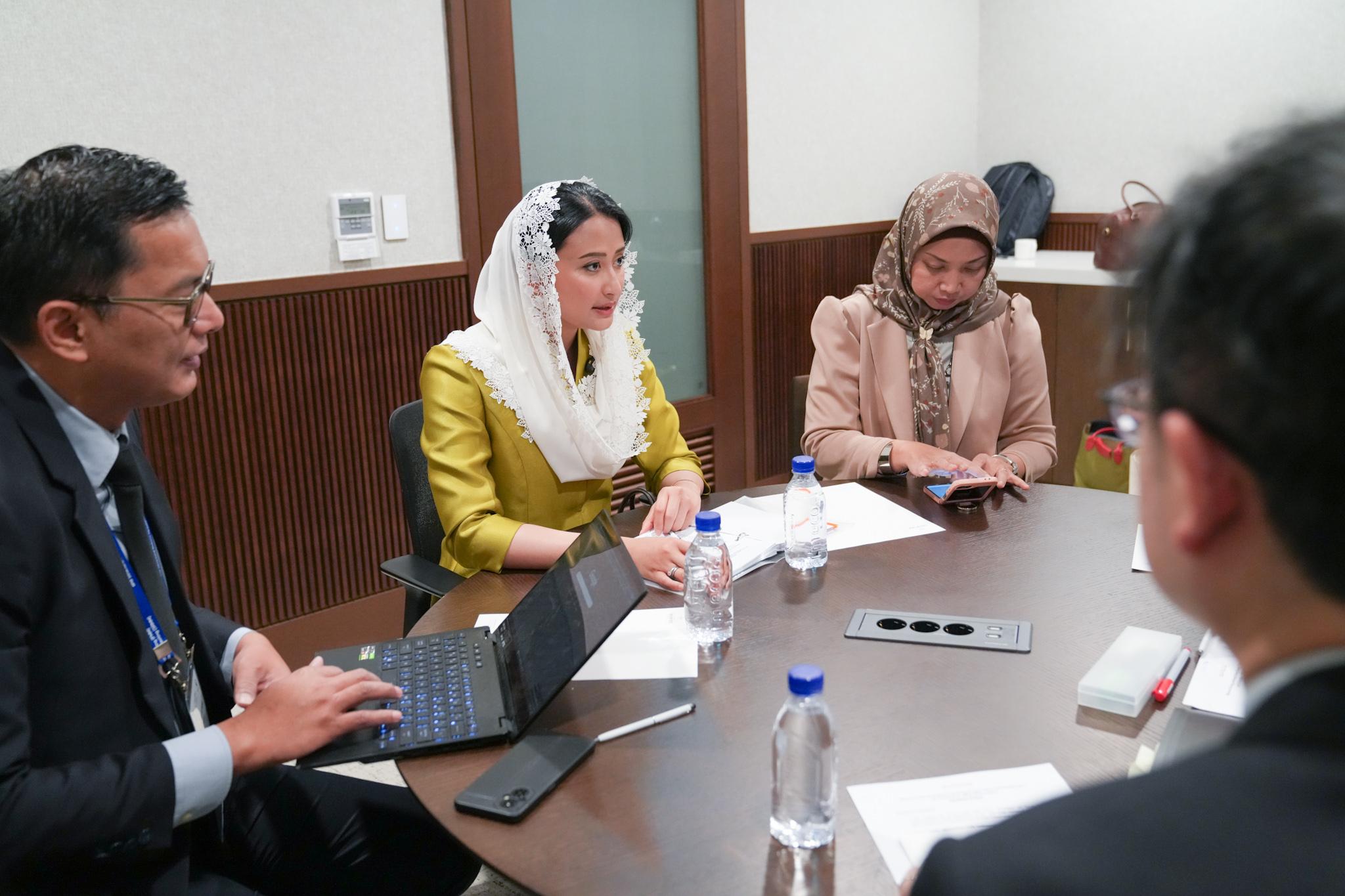 Pemerintah Indonesia akan menindaklanjuti tawaran kerja sama ini melalui langkah-langkah konkret, termasuk pembahasan teknis lebih lanjut antara kedua pihak. Wamendag Roro juga menyambut baik usulan penandatanganan Memorandum of Cooperation (MoC) sebagai landasan formal yang akan memperkuat kerangka kerja sama hukum antara Pemerintah Indonesia dan Hong Kong SAR.