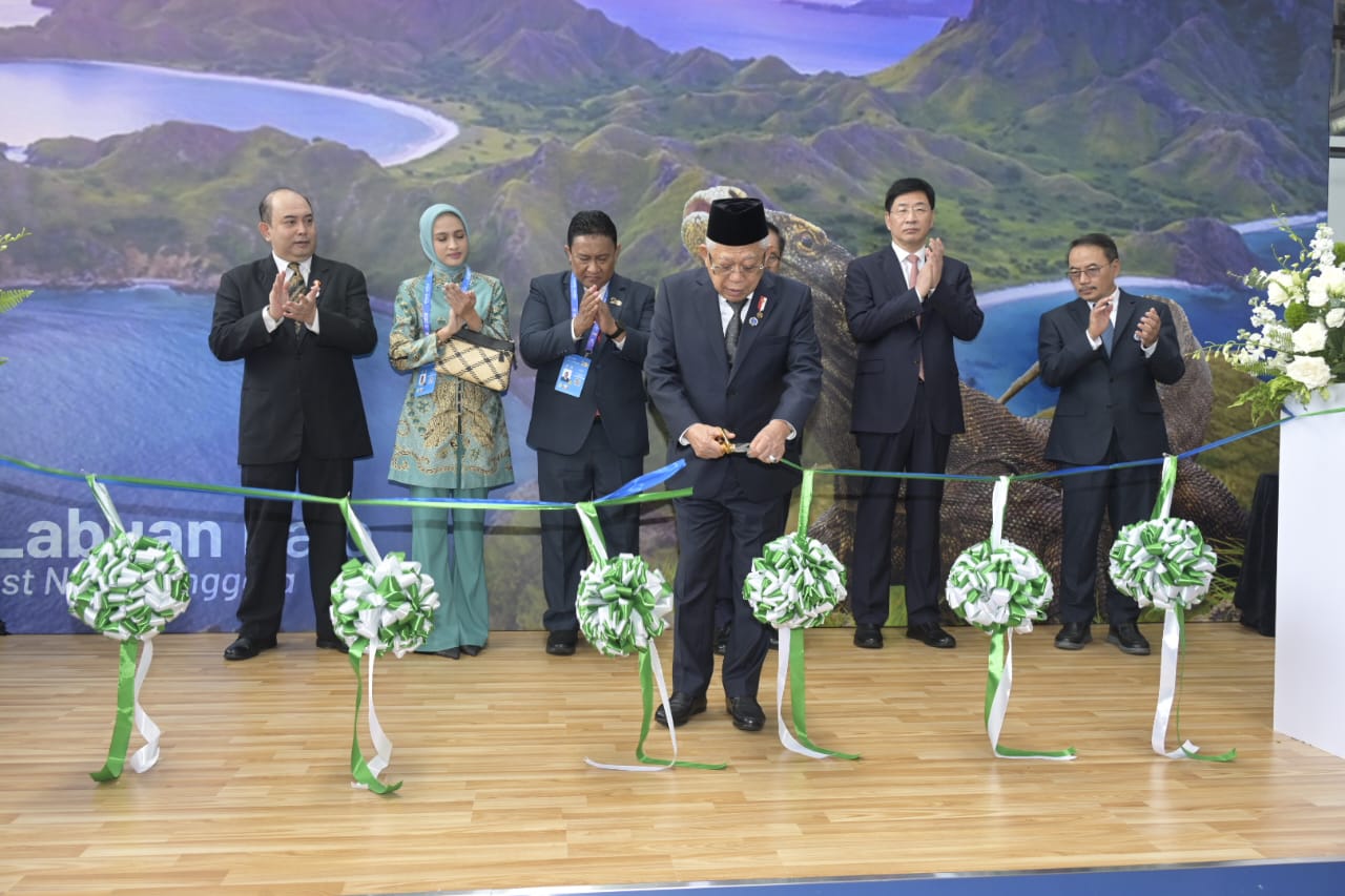 Selanjutnya, Wapres juga membuka secara resmi Paviliun Komoditi Indonesia di Hall D15 didampingi oleh Direktur Jenderal Pengembangan Ekspor Nasional, Didi Sumedi dan Duta Besar RI Beijing, Djauhari Oratmangun.