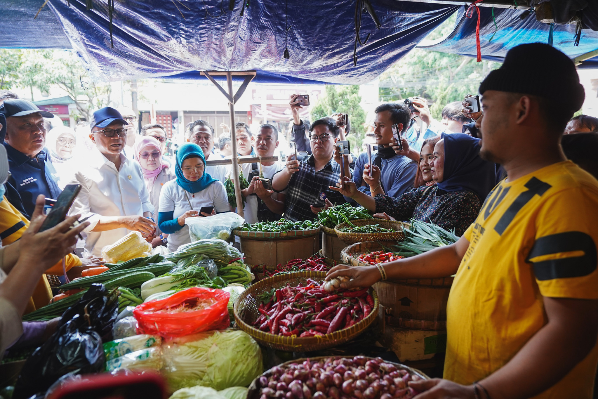 Menteri Perdagangan, Zulkifli Hasan meninjau ketersediaan stok dan stabilitas harga barang kebutuhan pokok (bapok) di Pasar Sederhana, Bandung, Jawa Barat, Rabu (27 Sep).
