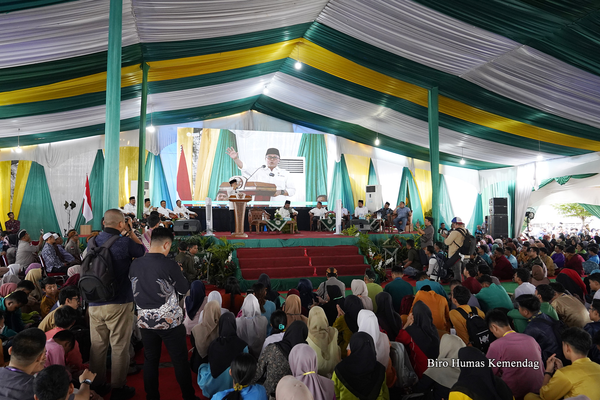 Menteri Perdagangan, Zulkifli Hasan memberikan kuliah umum kepada mahasiswa baru Universitas Muhammadiyah Riau (UMRI) di Pekanbaru, Riau, pada Jumat (15 Sep). Kuliah umum tersebut digelar dalam rangka Pengenalan Kehidupan Kampus Bagi Mahasiswa Baru (PKKMB).