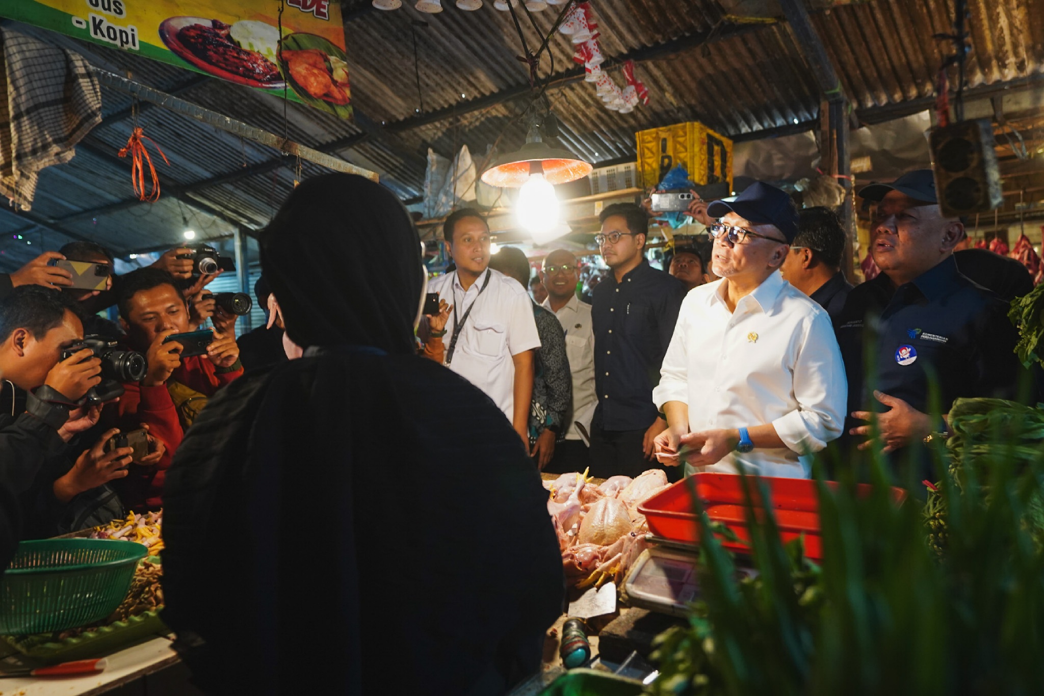 Mendag mengatakan bahwa pemerintah terus membanjiri pasar dengan beras Stabilisasi Pasokan dan Harga Pangan (SPHP) Bulog ke seluruh wilayah di Indonesia. Hal tersebut merupakan upaya stabilisasi harga beras dalam negeri akibat El Nino yang memengaruhi produksi beras global.