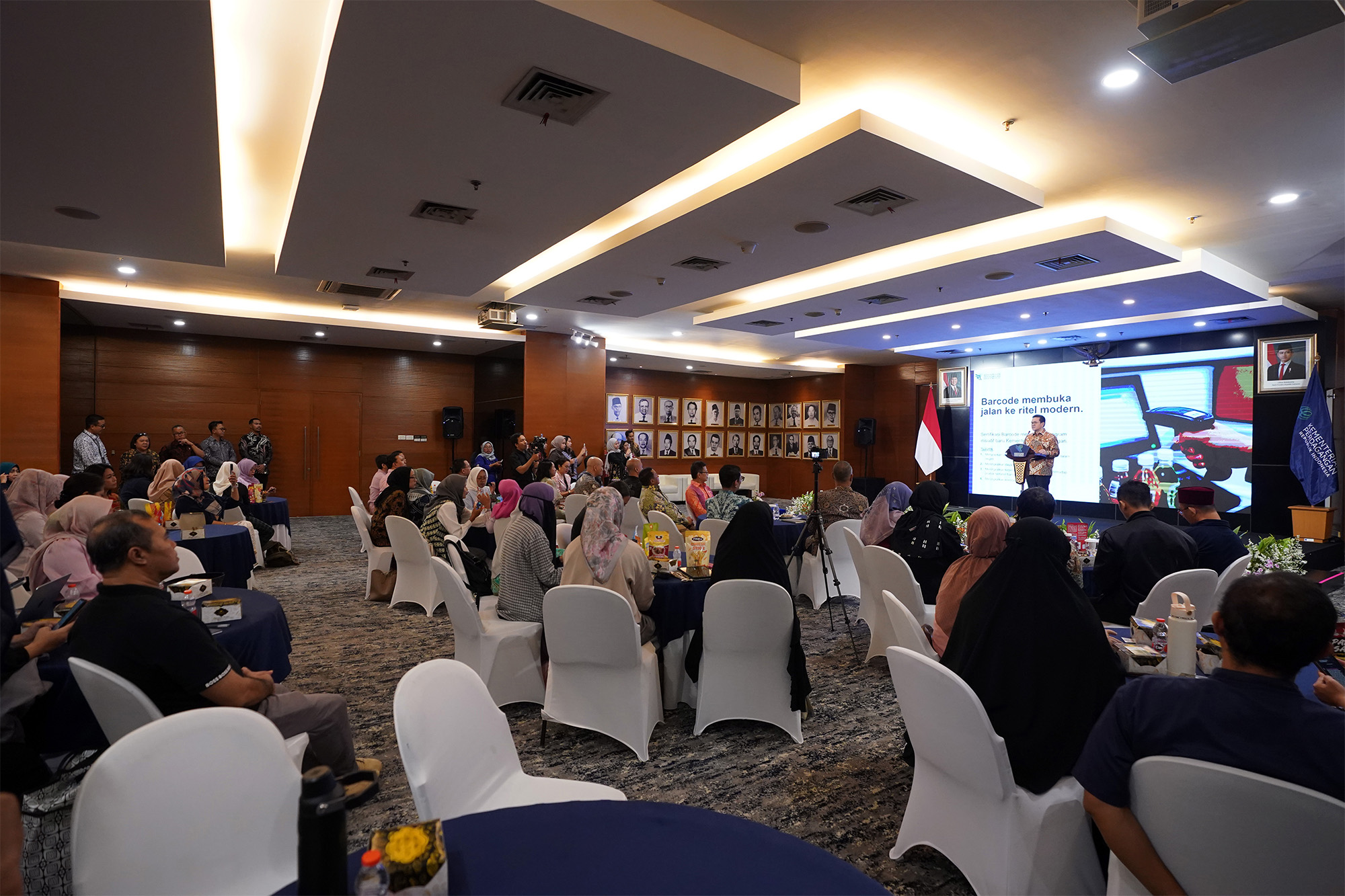 Barcode menjadi bagian penting dalam ekosistem perdagangan modern, mulai dari identifikasi produk, pencatatan transaksi, pengelolaan stok, hingga distribusi. Melalui program ini, 100 UMKM pangan dan beauty care di wilayah Jabodetabek akan mendapatkan fasilitasi sertifikasi barcode dengan dukungan GS1 Indonesia.