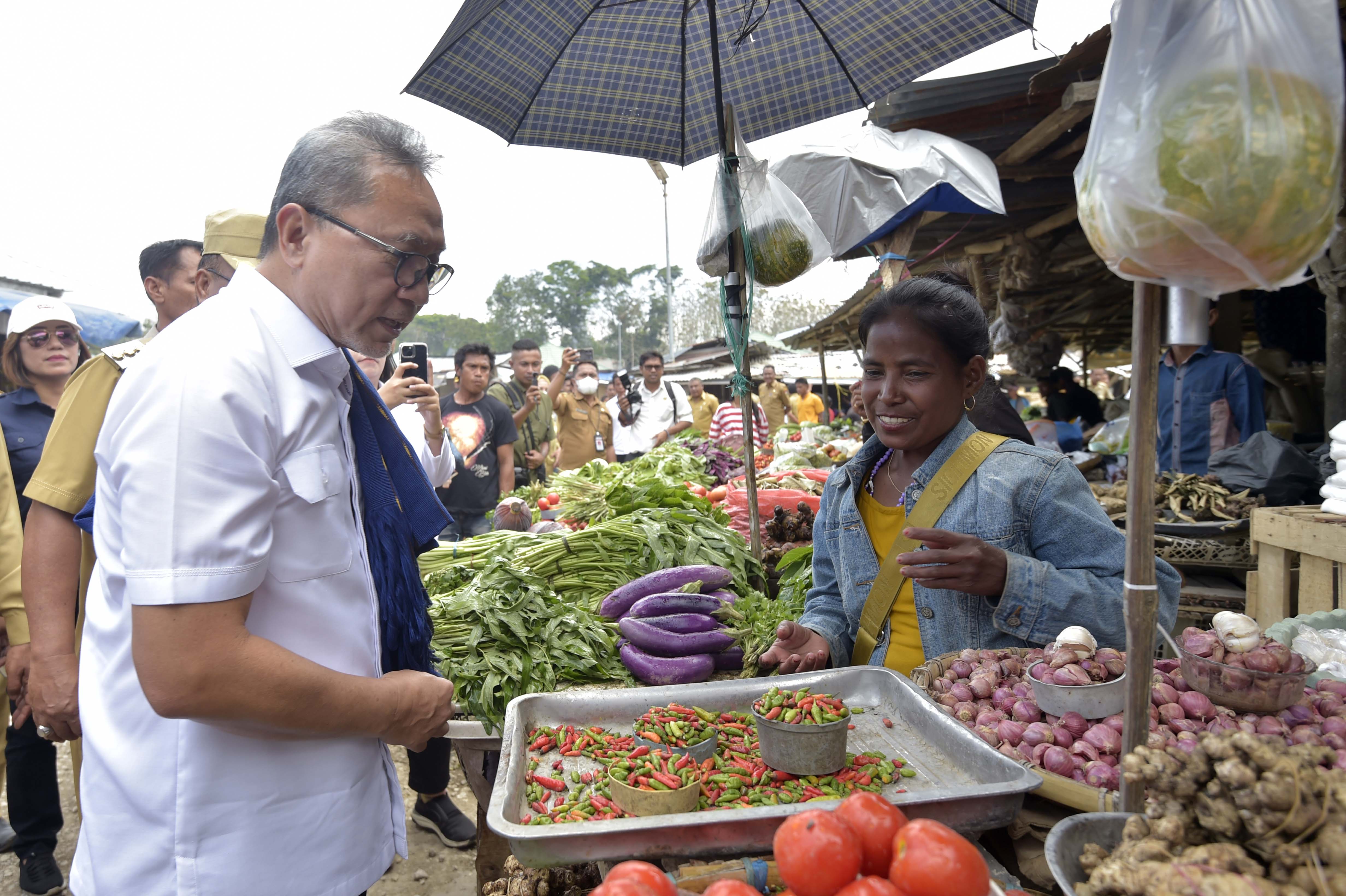 Menteri Perdagangan, Zulkifli Hasan melakukan kunjungan ke Pasar Wakerow Waikabubak, Kabupaten Sumba Barat, Nusa Tenggara Timur, Selasa (19 Sep).
