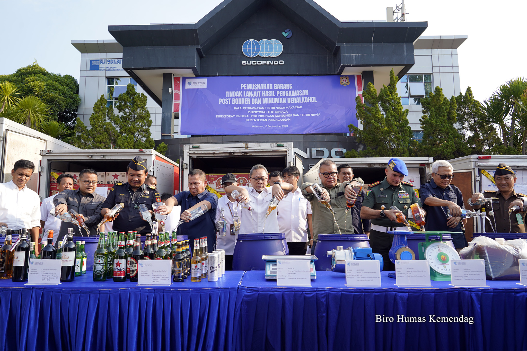 Menteri Perdagangan, Zulkifli Hasan memimpin pemusnahan minuman beralkohol dan barang hasil pengawasan post border senilai Rp7 miliar di Balai Pengawasan Tertib Niaga (BPTN) Makassar, Kota Makassar, Sulawesi Selatan, Senin (18 Sep).