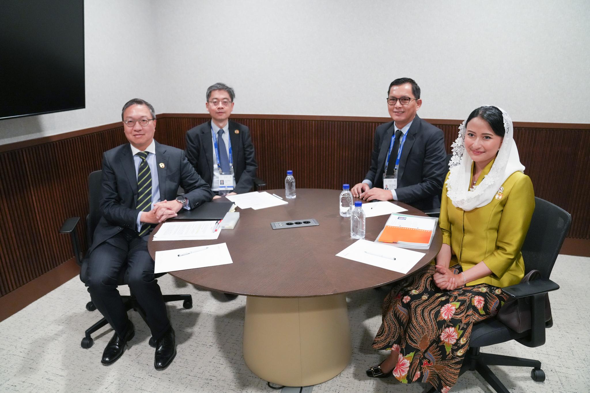 Wakil Menteri Perdagangan RI, Dyah Roro Esti melakukan pertemuan bilateral di sela-sela rangkaian APEC SRMM dengan Secretary of Justice SAR Hong Kong, Paul Lam di Incheon, Korea Selatan, Kamis (23 Okt).