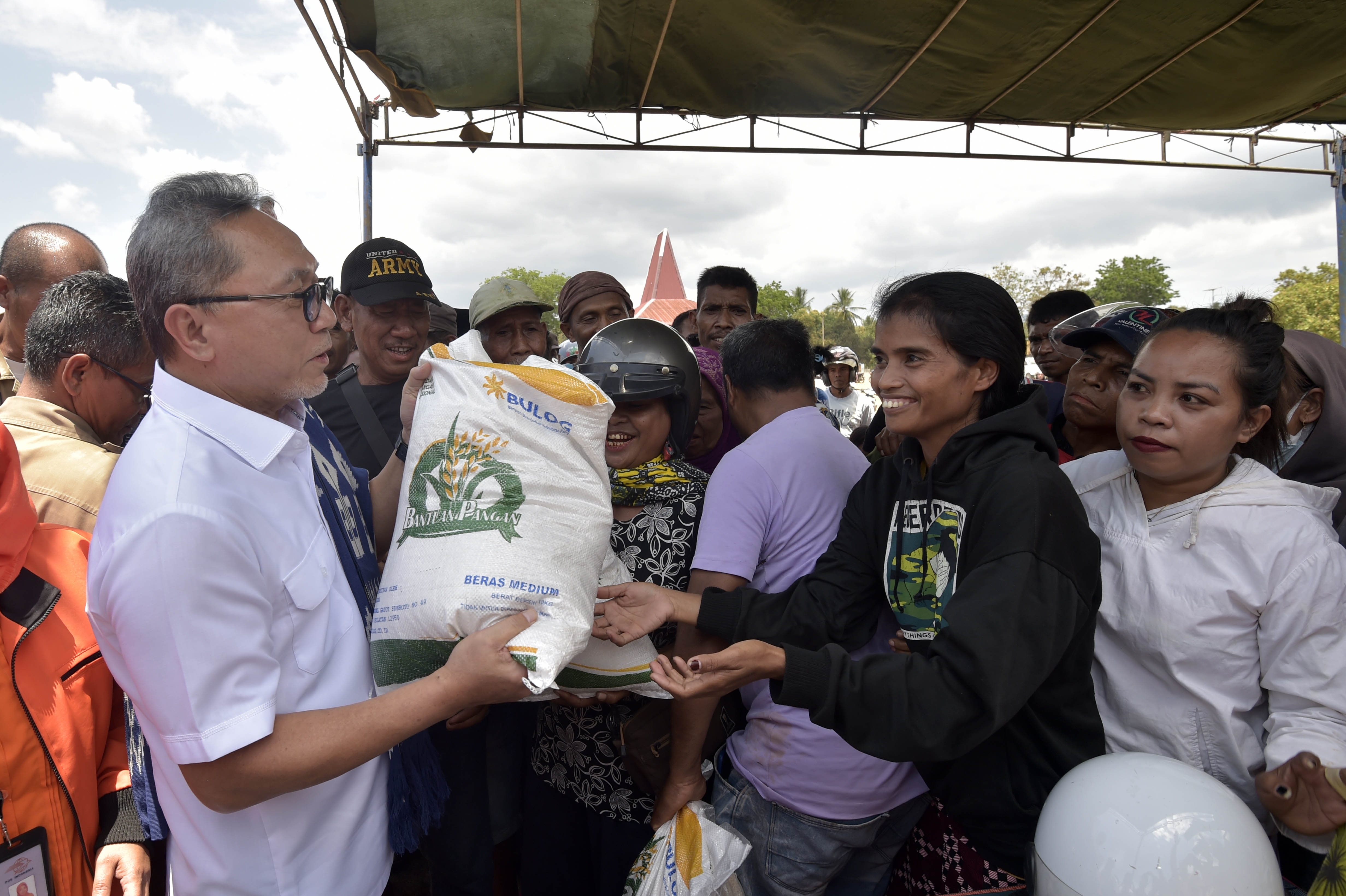 Menteri Perdagangan, Zulkifli Hasan membagikan secara simbolis barang kebutuhan pokok (bapok) kepada masyarakat pada Operasi Pasar Murah yang digelar di Kabupaten Sumba Barat Daya, Nusa Tenggara Timur, Selasa (19 Sep).