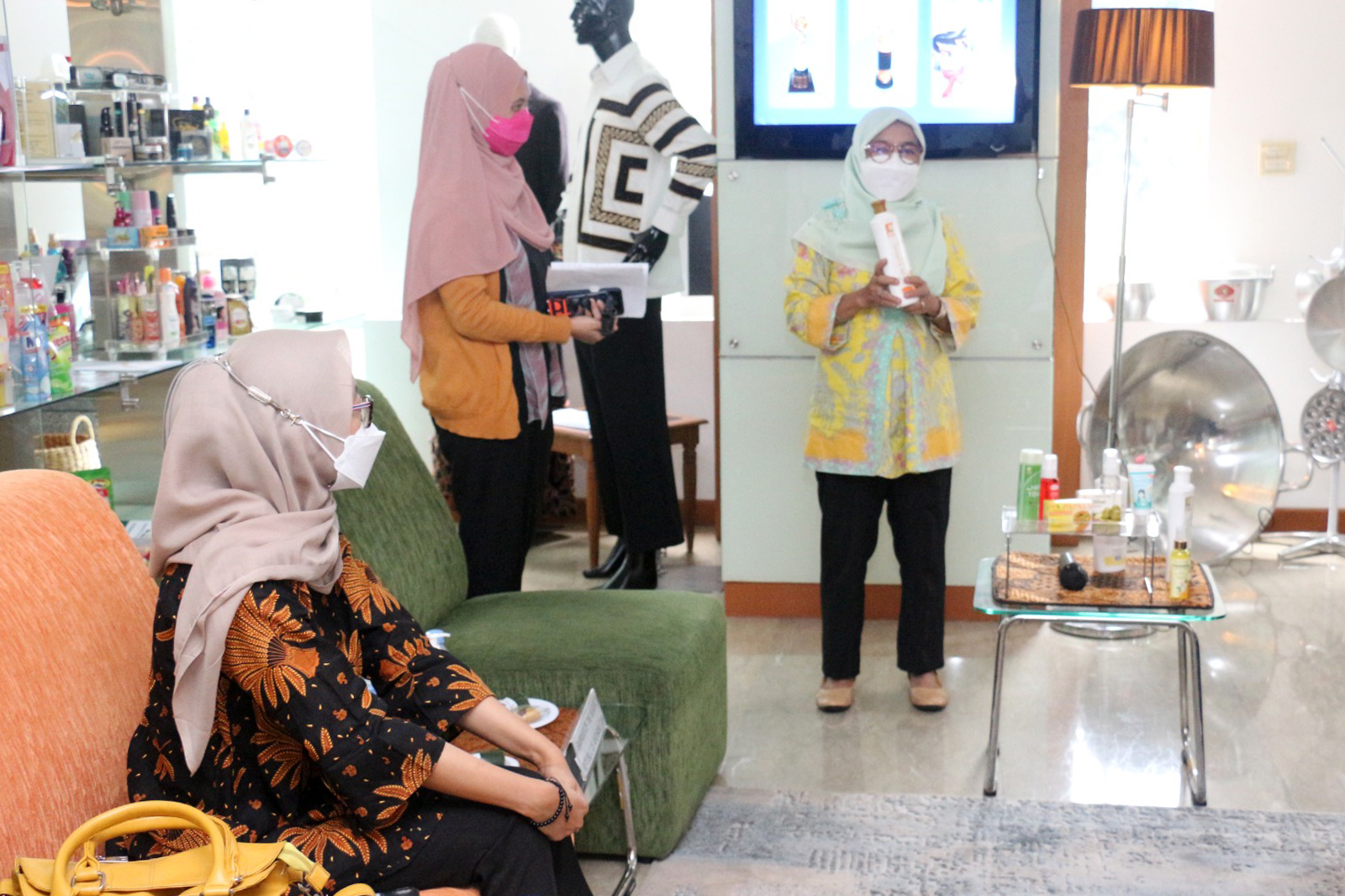 Adapun eksportir yang hadir mempresentasikan produknya adalah perwakilan Zivanna Berkah Eksport (makanan), PT Villames Agro Industri (kayu manis), V Design (aksesori interior), PT Star Abadi Ratu Indonesia (kosmetik).