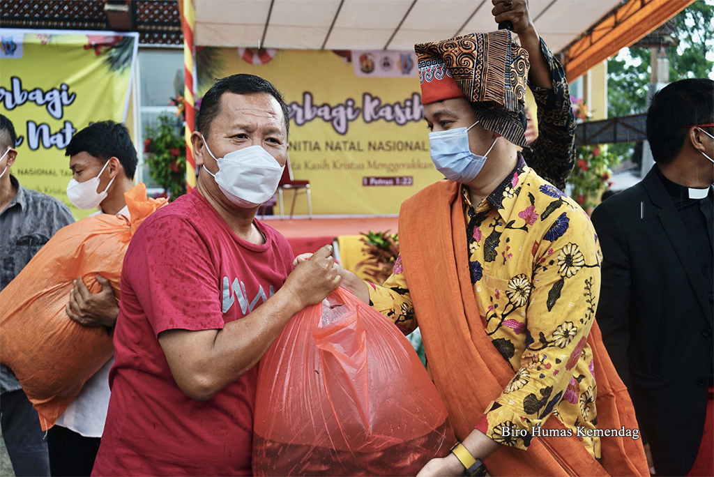 Wamendag Salurkan Bantuan Sembako dan Bibit Ikan Mas ke Masyarakat Toraja