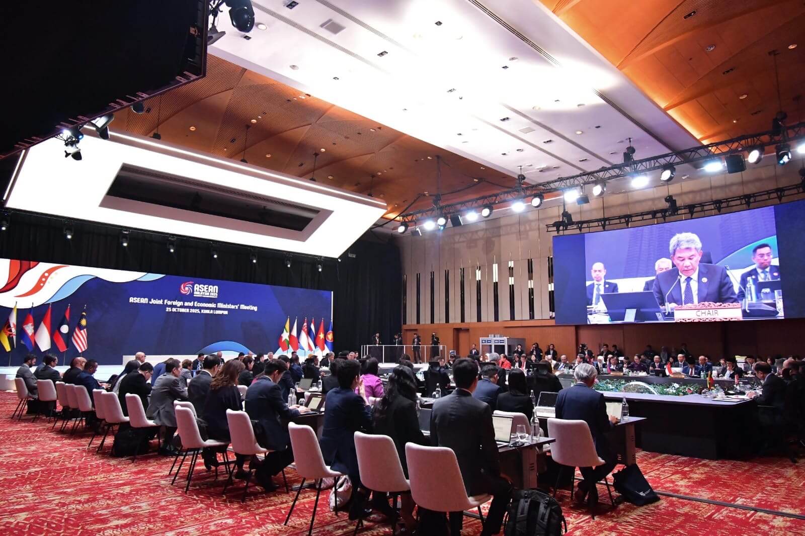 Selain itu, Mendag menyoroti pentingnya memperdalam dan memperluas kemitraan ekonomi melalui proses aksesi untuk melengkapi manfaat dari Kemitraan Ekonomi Komprehensif Regional (RCEP). RCEP merupakan salah satu tonggak penting dalam memperkuat integrasi ekonomi regional sekaligus membuka peluang pertumbuhan yang inklusif, berkelanjutan, dan berdaya saing tinggi di kawasan Asia-Pasifik.