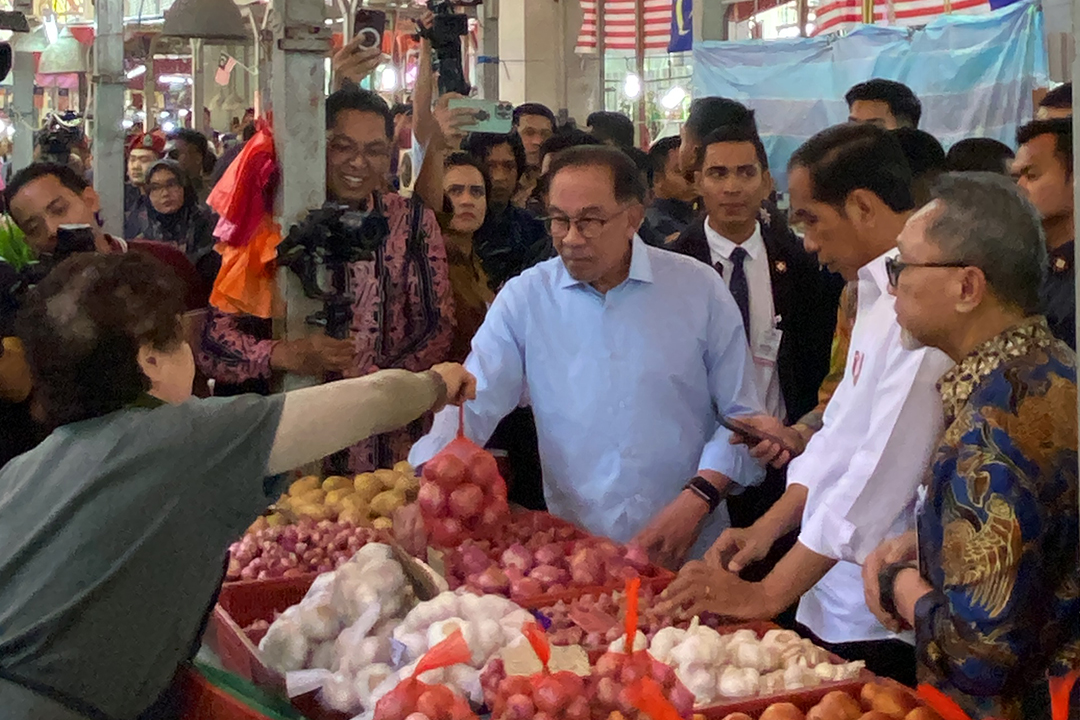 Mayoritas pedagang di Pasar Chow Kit merupakan masyarakat Indonesia yang tinggal di Malaysia yang menjual produk-produk Indonesia.