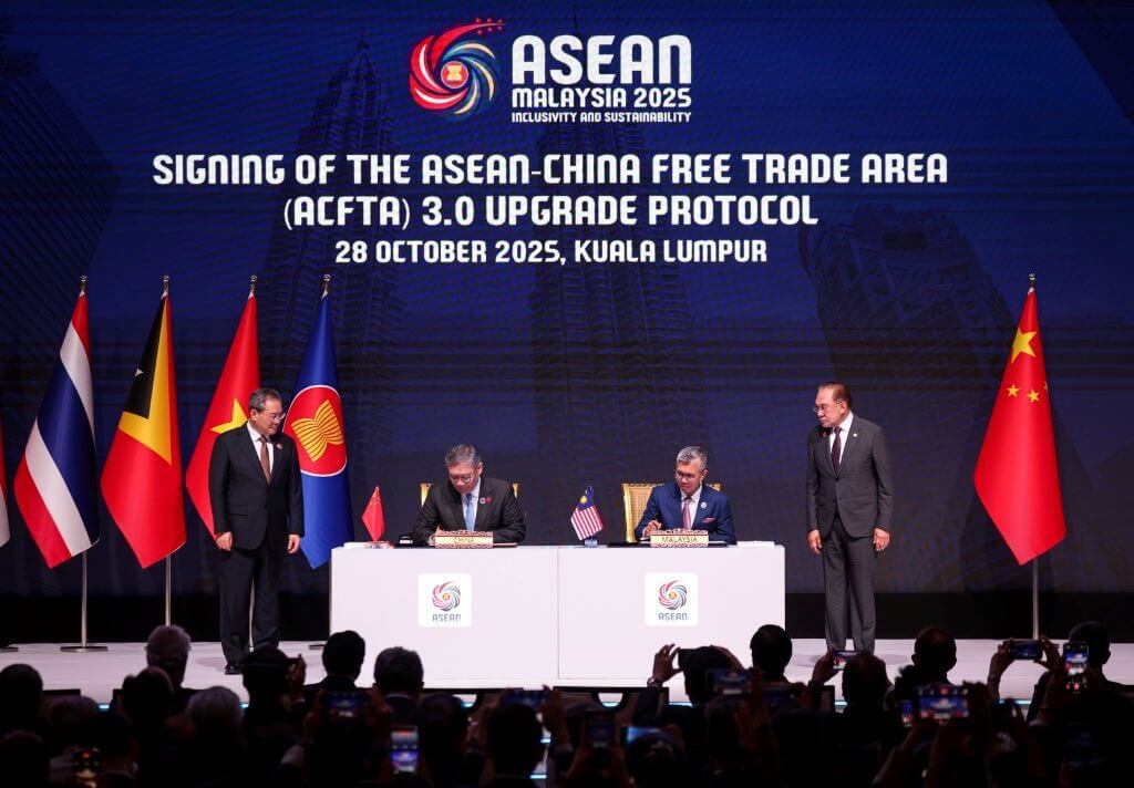 Menteri Perdagangan RI, Budi Santoso mendampingi Menteri Koordinator Bidang Ekonomi Airlangga Hatarto yang hadir mewakili Presiden RI Prabowo Subianto untuk menyaksikan Penandatanganan ASEAN-China Free Trade Area (ACFTA) 3.0 Upgrade Protocol yang berlangsung di Kuala Lumpur, Malaysia, Senin, (28 Okt).