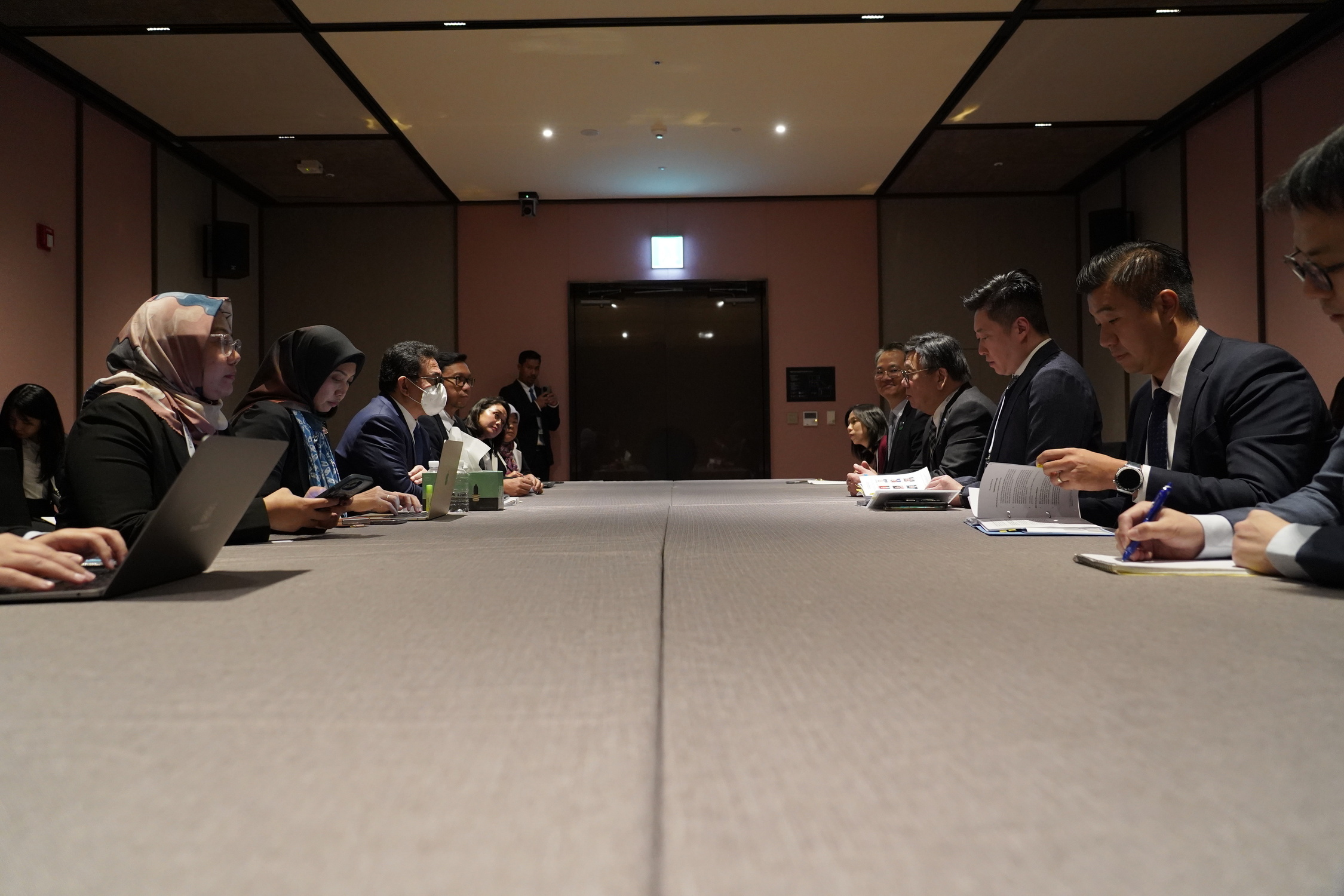 Menteri Perdagangan RI, Budi Santoso melakukan pertemuan bilateral di sela-sela rangkaian APEC Economic Leaders Meeting dengan Sekretaris Perdagangan dan Pembangunan Ekonomi Hong Kong, Algernon Yau di Gyeongju, Korea Selatan, Kamis (30 Okt).