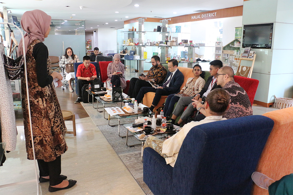 Para perwakilan negara sahabat menyampaikan apresiasi atas produk Indonesia yang ditampilkan serta memberikan masukan untuk meningkatkan kinerja ekspor ke negara asal, yaitu Sri Lanka, Belarus, dan Afghanistan.