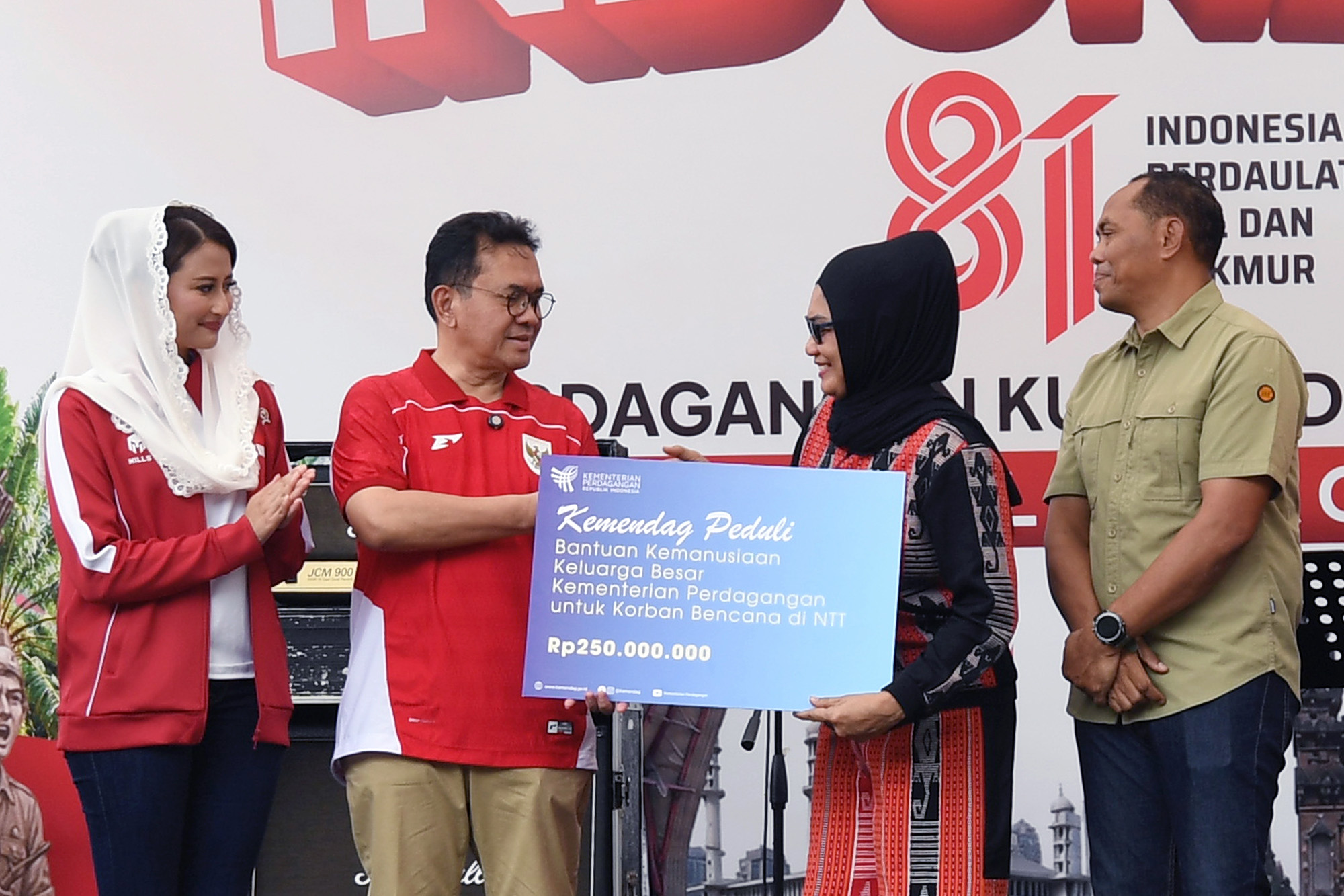 Solidaritas dalam HUT ke-81 RI, Mendag Busan Serahkan Bantuan Kemendag untuk Korban Gempa NTT