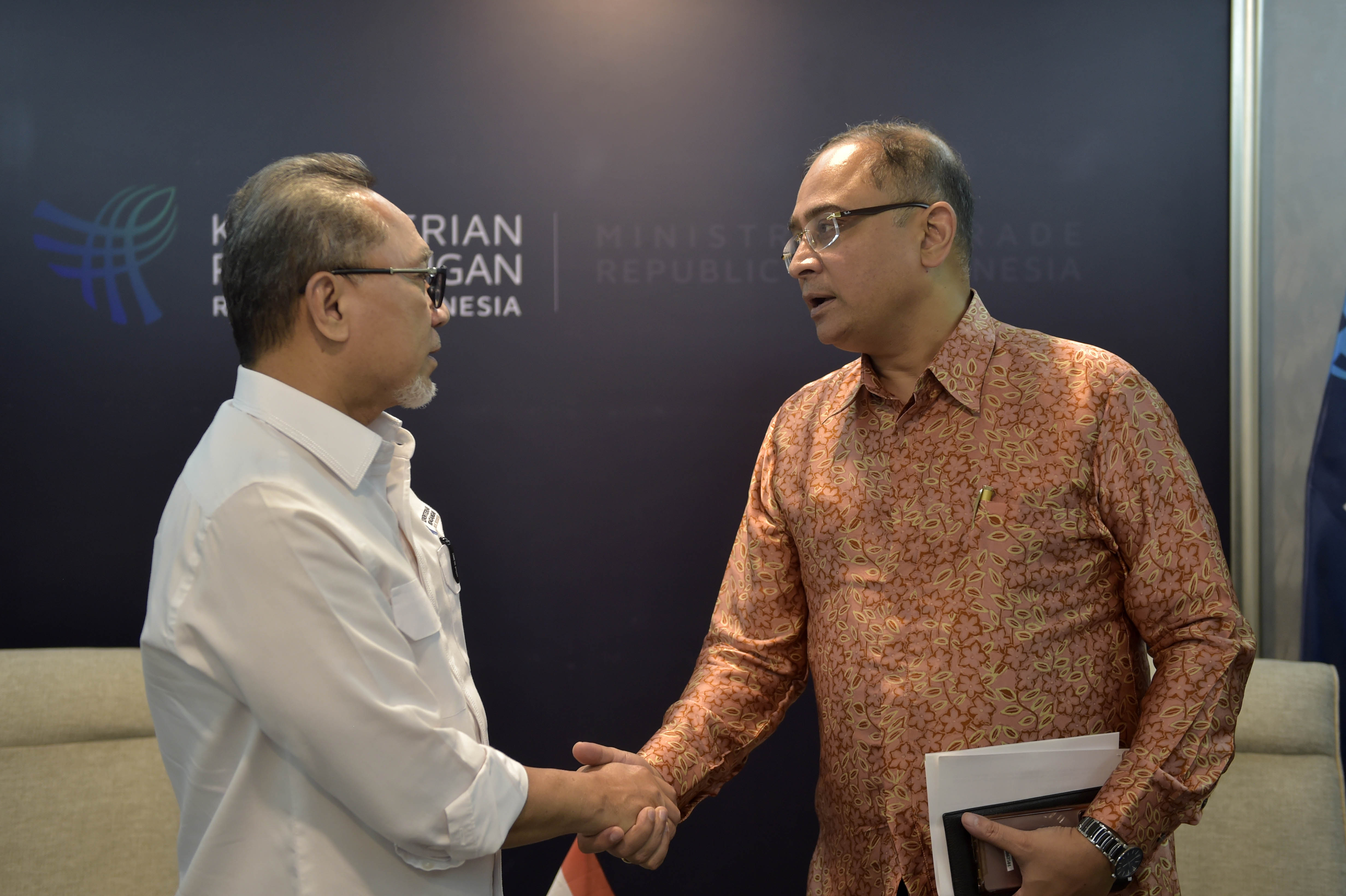 Menteri Perdagangan RI, Zulkifli Hasan menerima kunjungan Duta Besar India Jakarta, Sandeep Chakravorty di Kantor Kementerian Perdagangan, Jakarta, Senin (6 Nov).