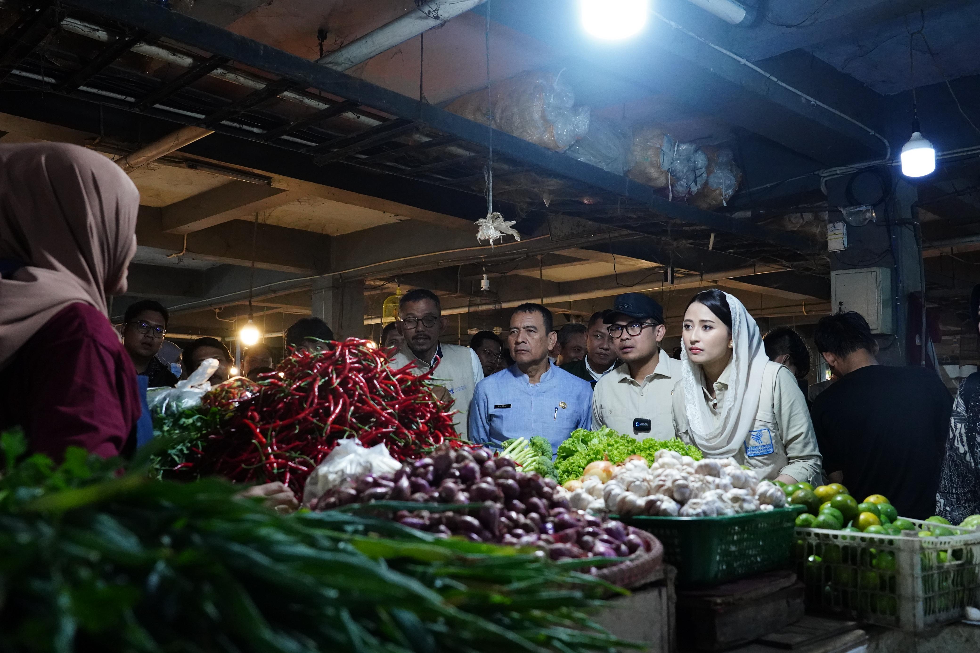 Tinjau Bapok di Pasar Ciputat Tangsel, Wamendag Roro: Harga dan Pasokan Stabil Selama Ramadan