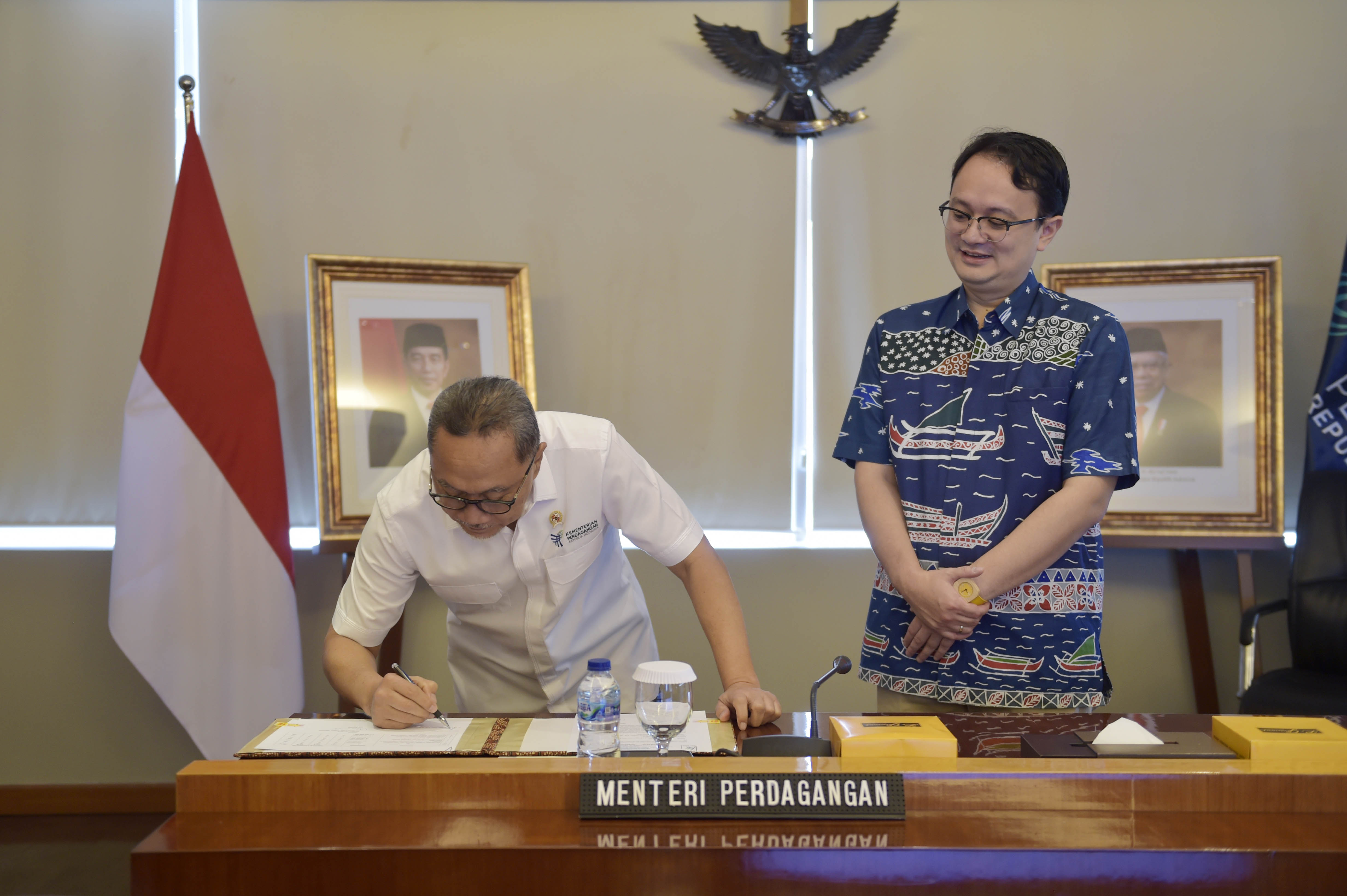 Menteri Perdagangan, Zulkifli Hasan didampingi Wakil Menteri Perdagangan, Jerry Sambuaga menandatangani Perjanjian Kinerja Kementerian Perdagangan Tahun Anggaran 2023 yang berlangsung di Kantor Kementerian Perdagangan, Jakarta, Rabu (25 Jan).