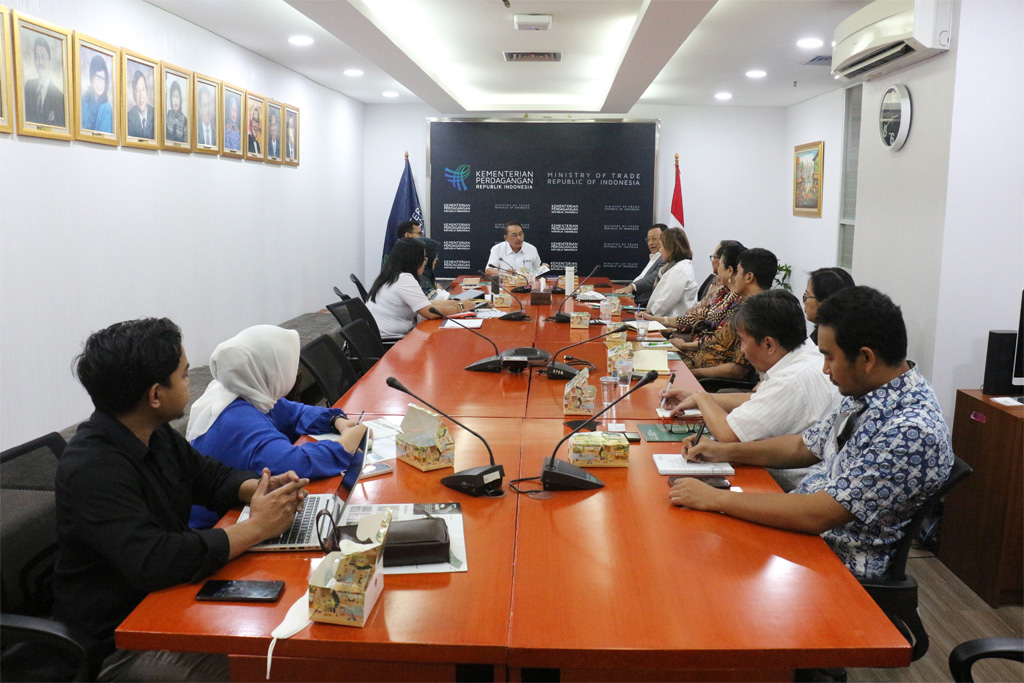 Direktur Jenderal Pengembangan Ekspor Nasional, Didi Sumedi menerima audiensi Asosiasi Industri Permebelan & Kerajinan Indonesia (Asmindo) di Kantor Kementerian Perdagangan, Jakarta, pada Senin (20 Mar).