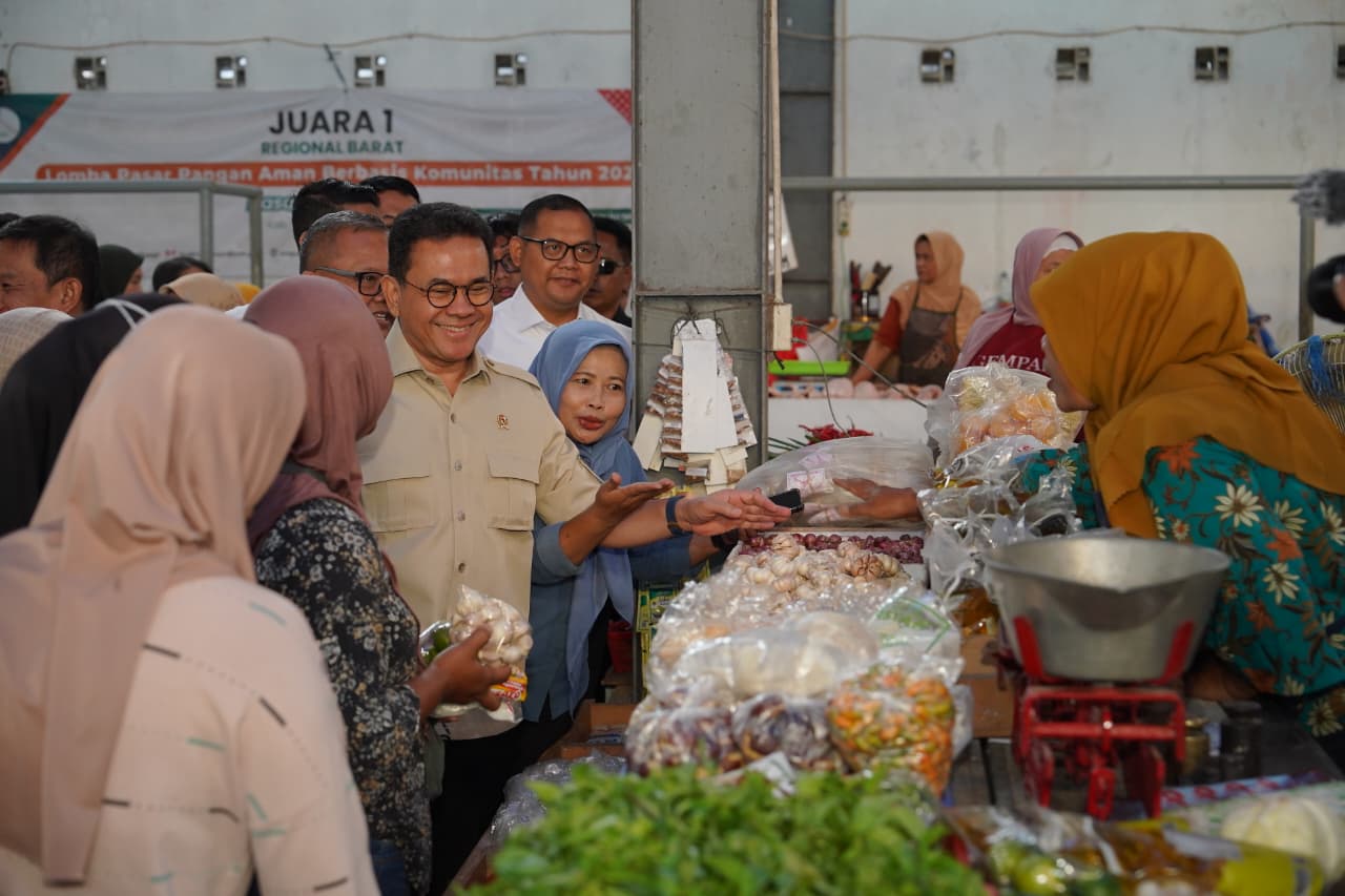 Pantau Pasar Potrojayan di Sleman, Mendag Busan: Pemerintah Terus Jaga Harga Keseimbangan Bapok