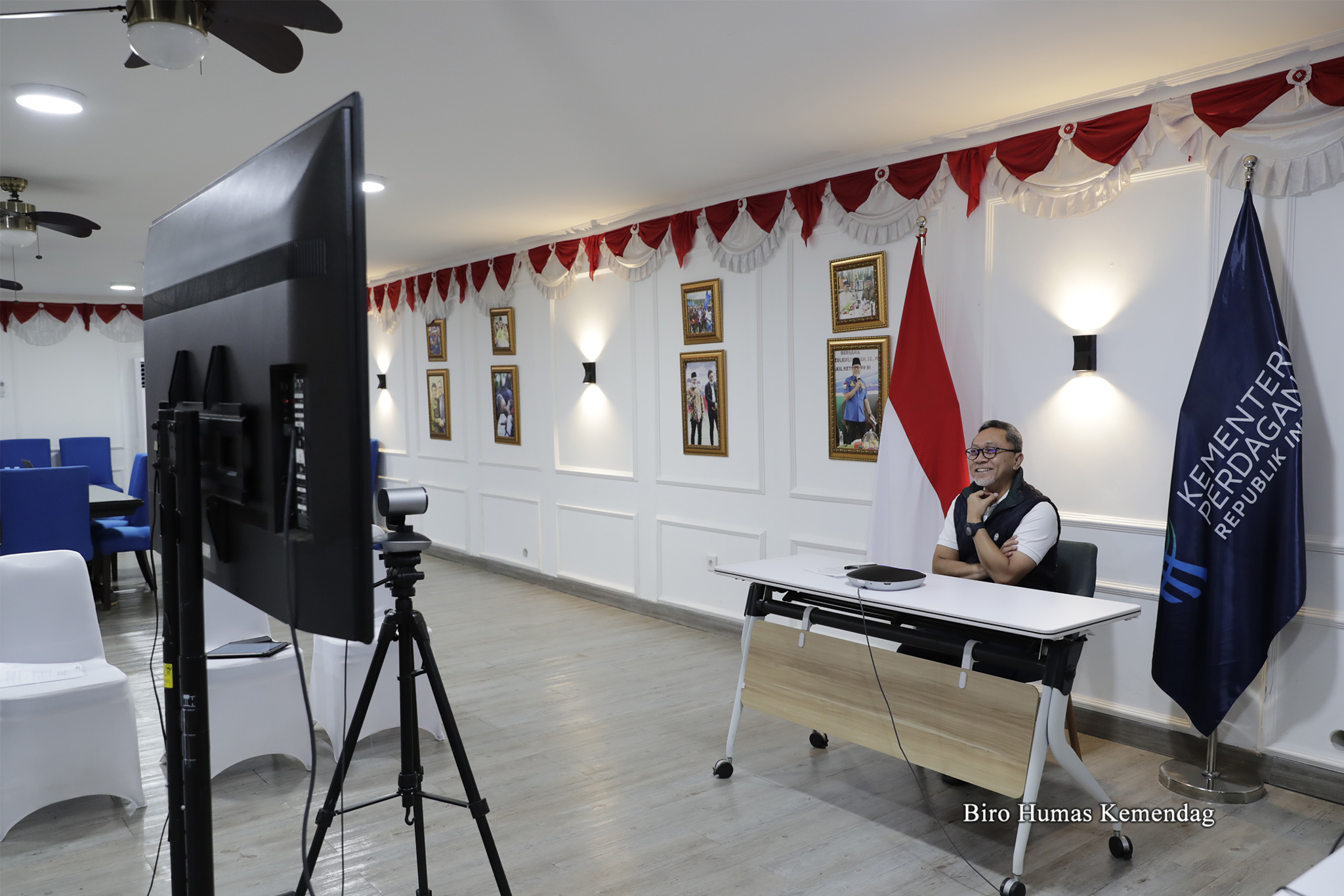 Menteri Perdagangan, Zulkifli Hasan menjadi narasumber pada acara Sapa Indonesia Malam di Kompas TV secara virtual, Sabtu (18 Maret). Acara ini membahas isu pelarangan impor pakaian bekas.