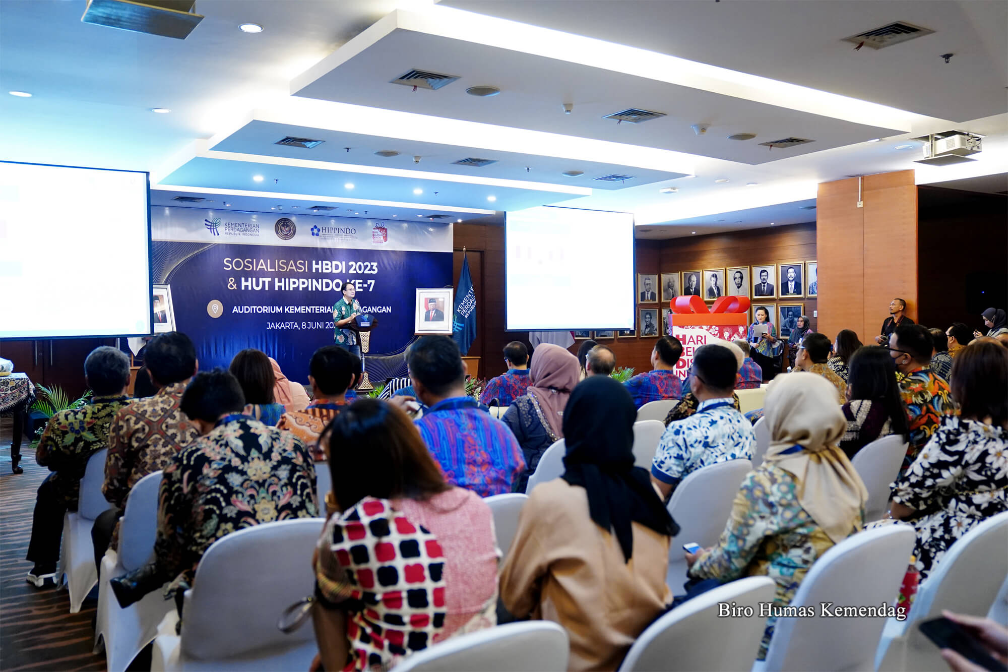 Wamendag menambahkan, kegiatan HBDI yang dilaksanakan di berbagai pusat perbelanjaan, baik daring maupun luring, akan menggerakkan daya beli masyarakat dan mendorong  perekonomian Indonesia yang diproyeksikan tumbuh sekitar 4,5–5,3% di 2023.