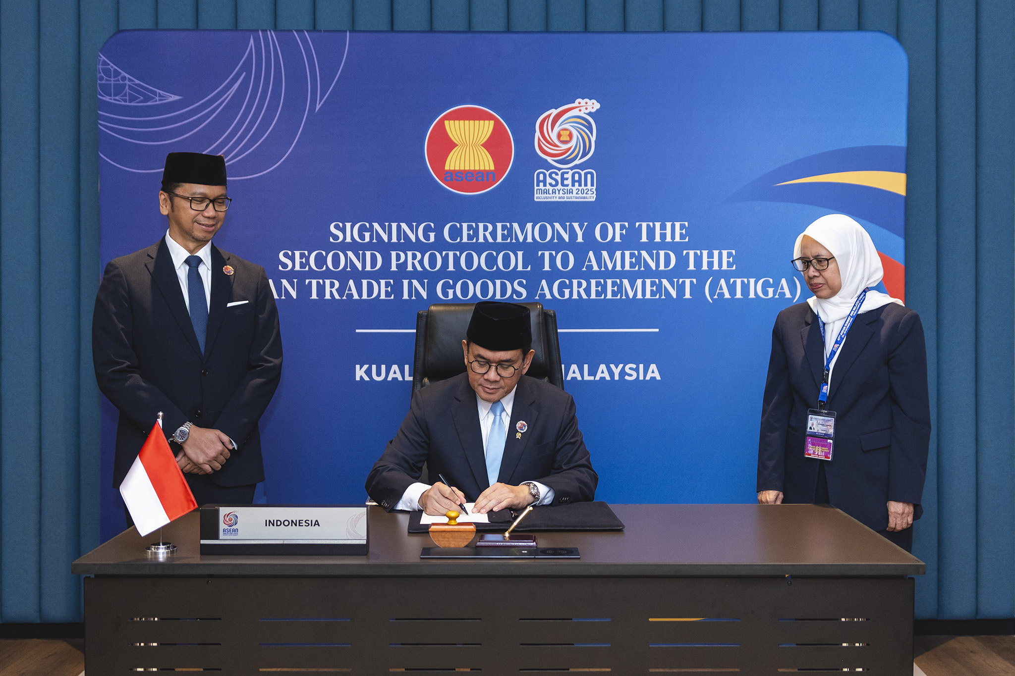 Naskah Perjanjian ATIGA Upgrade telah ditandatangani Mendag di hari sebelumnya, Sabtu, (25 Okt). Penandatanganan juga telah dilakukan oleh Brunei Darussalam, Malaysia, Filipina, Singapura, dan Thailand. Kamboja dan Laos menandatangani secara ad referendum. Adapun Myanmar dan Vietnam dijadwalkan melakukan penandatanganan pada November 2025.