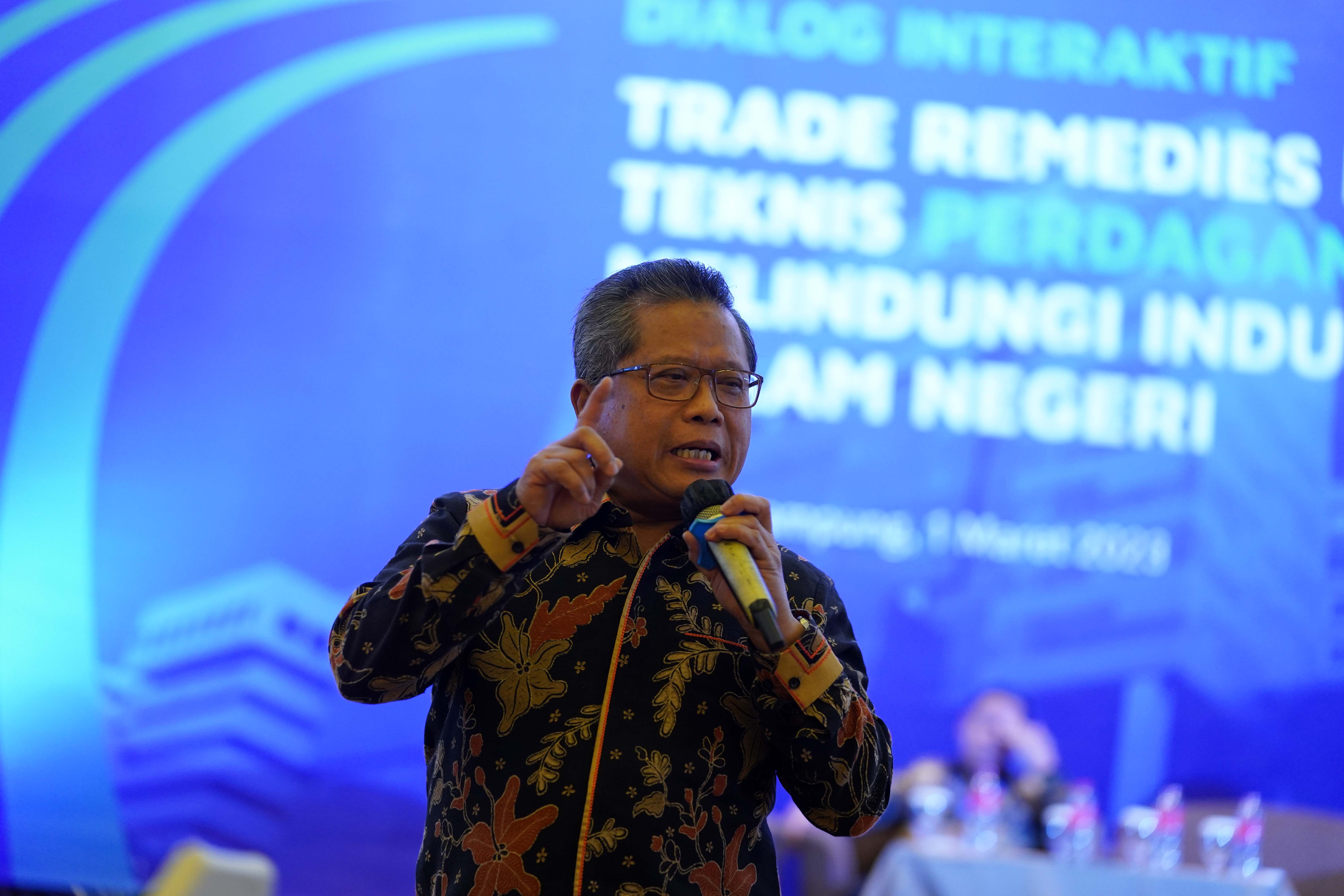 Trade remedies adalah instrumen yang diperbolehkan WTO untuk negara anggotanya dalam menghadapi perdagangan internasional yang tidak berimbang (anti-dumping dan anti-subsidi) maupun perdagangan yang berimbang (safeguards).