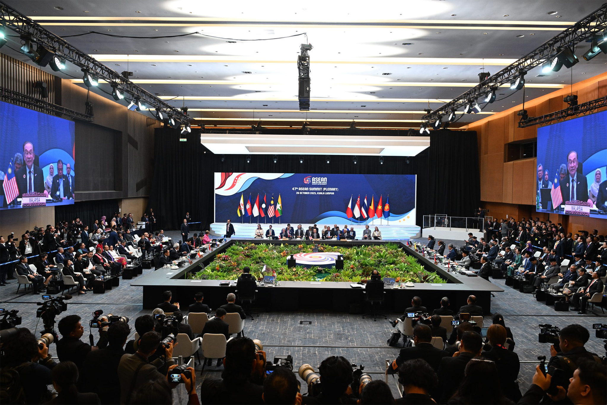 Menteri Perdagangan, Budi Santoso mendampingi Presiden RI Prabowo Subianto menyaksikan penyerahan Naskah Perjanjian The Second Protocol to Amend the ASEAN Trade in Goods Agreement (ATIGA Upgrade)  di Kuala Lumpur, Malaysia, Minggu (26 Okt).