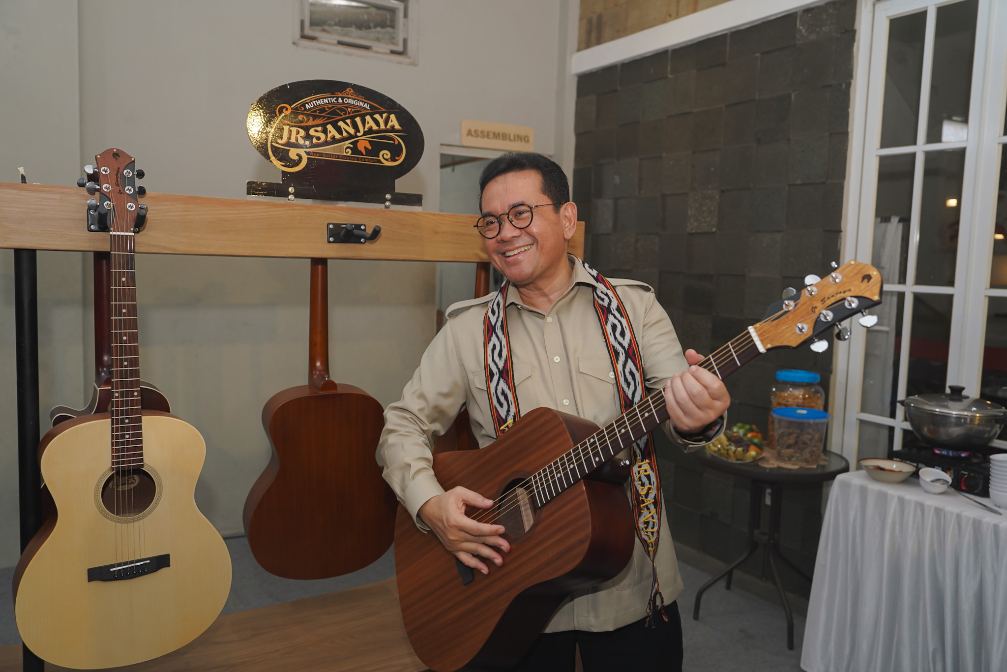 Mendag Kunjungi Produsen Gitar Akustik JR Sanjaya