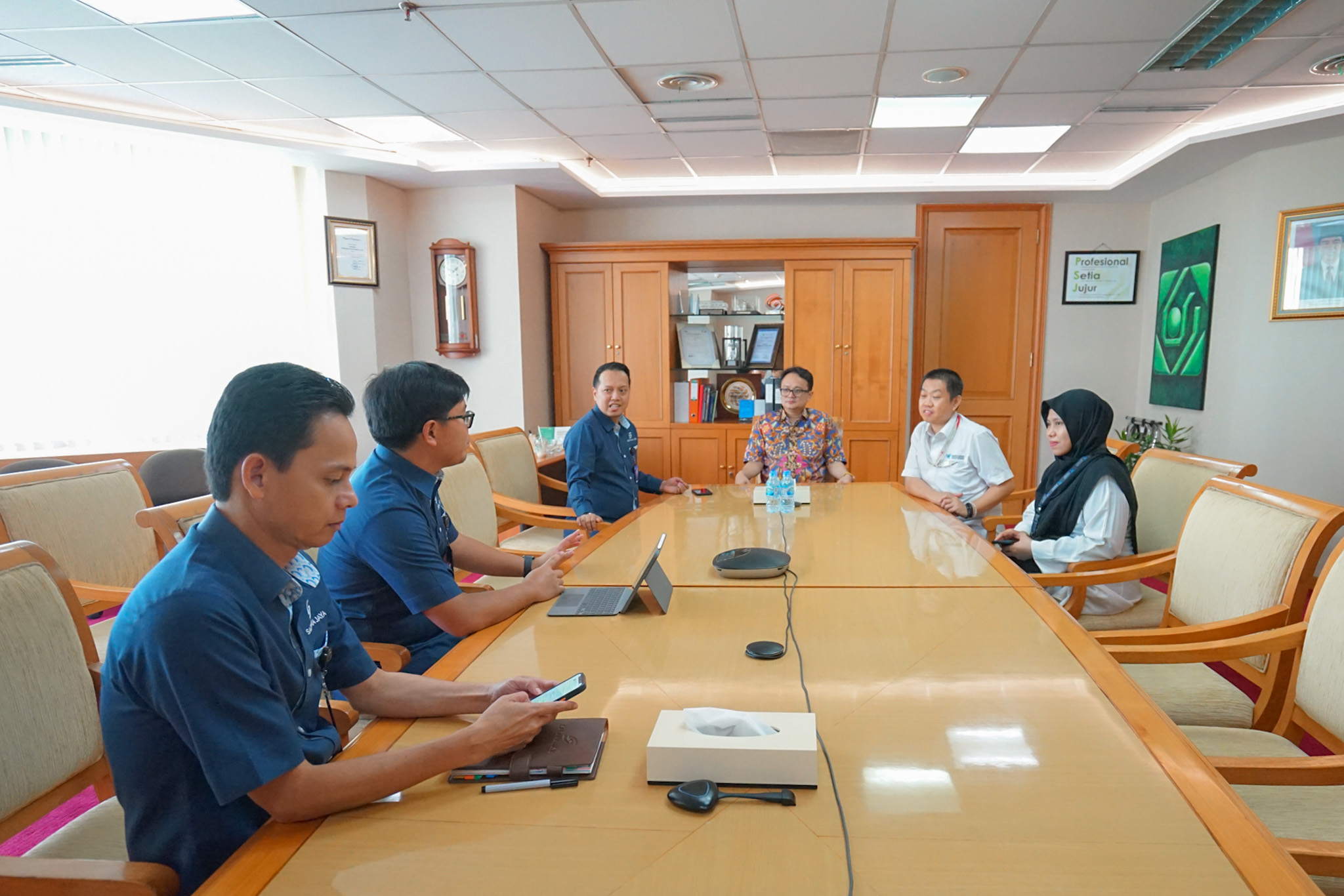 Wakil Menteri Perdagangan, Jerry Sambuaga melakukan pertemuan dengan Direktur Utama Perumda Pembangunan Sarana Jaya, Andira Reoputra di Kantor Perumda Pembangunan Sarana Jaya, Jakarta, Senin (20 Nov).