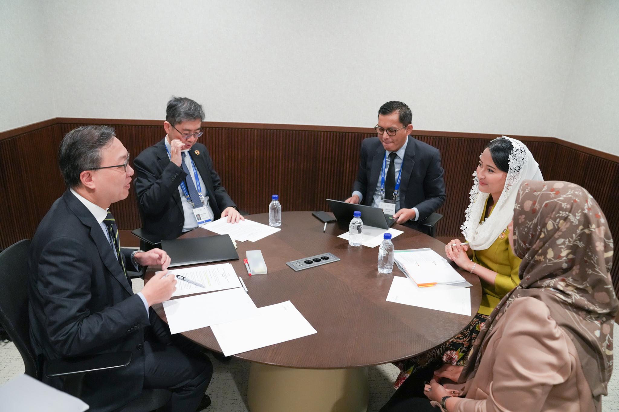 Pertemuan tersebut membahas mengenai potensi peningkatan kerja sama antara Pemerintah Indonesia dan Hong Kong SAR, antara lain di bidang perekonomian dan hukum.