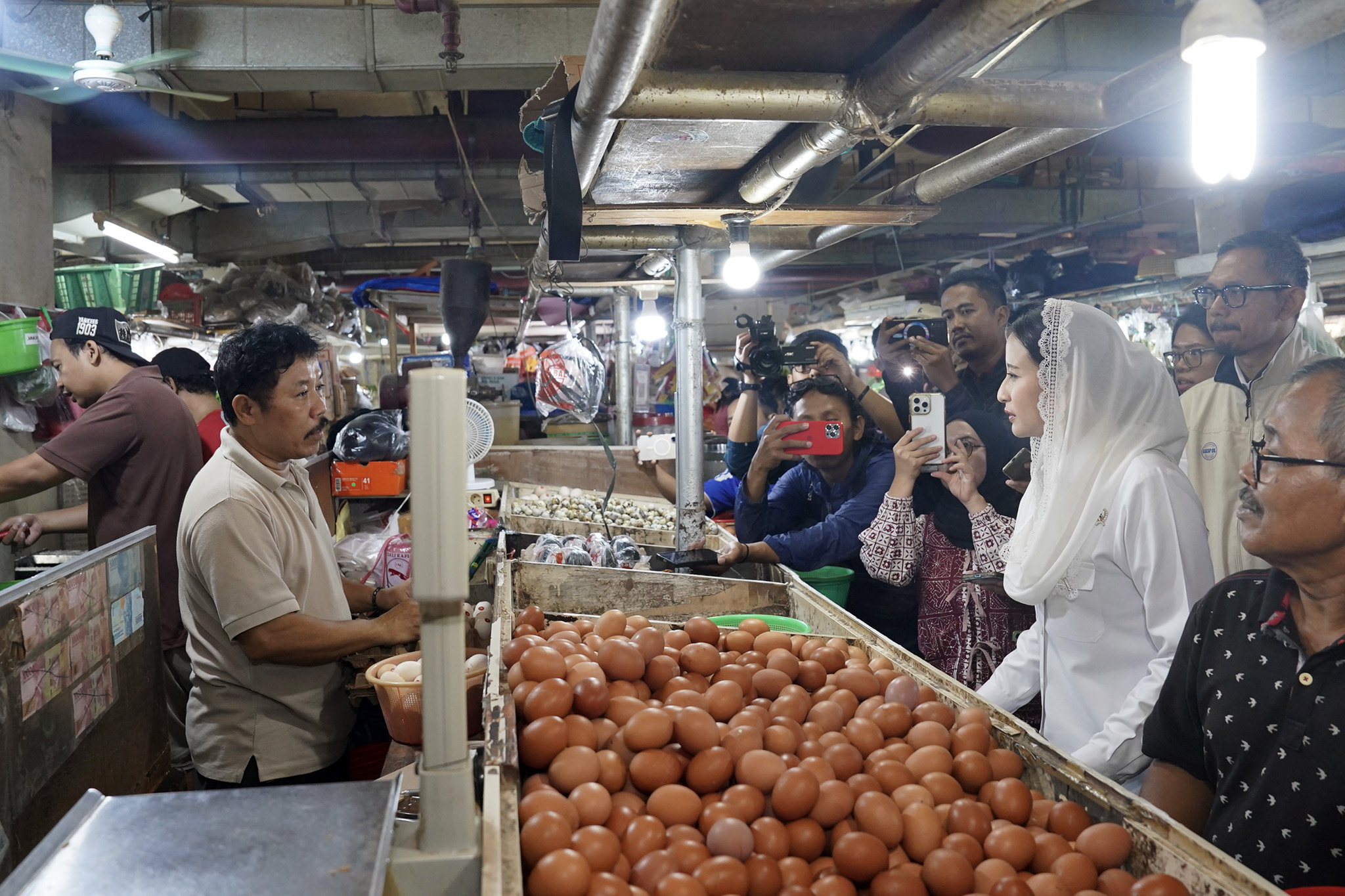 Tinjau Pasar Mayestik Jelang Lebaran, Wamendag Roro: Pemerintah Pastikan Pasokan Bapok Aman