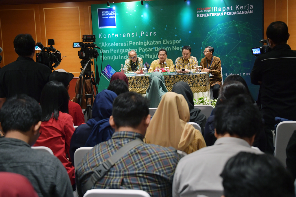 Konferensi Pers Akselerasi Peningkatan Ekspor dan Penguatan Pasar Dalam Negeri