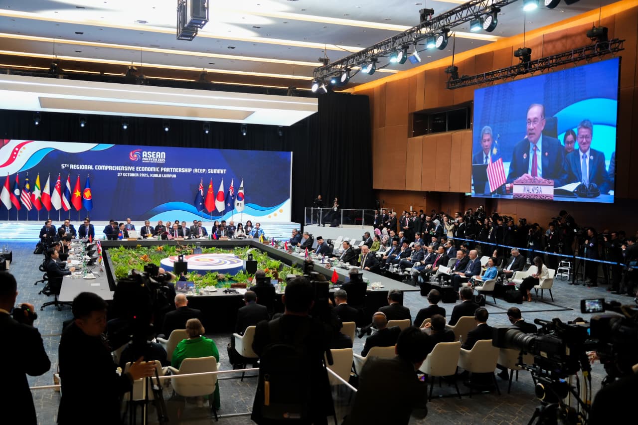 Menteri Perdagangan RI, Budi Santoso mendampingi Menteri Koordinator Bidang Ekonomi Airlangga Hatarto yang hadir mewakili Presiden RI Prabowo Subianto dalam Konferensi Tingkat Tinggi (KTT) ke-5 Regional Comprehensive Economic Partnership (RCEP) yang berlangsung di Kuala Lumpur, Malaysia, Senin, (27 Okt). (Foto: dokumentasi Kementerian Luar Negeri Malaysia dan Kemenko Polkam RI.)